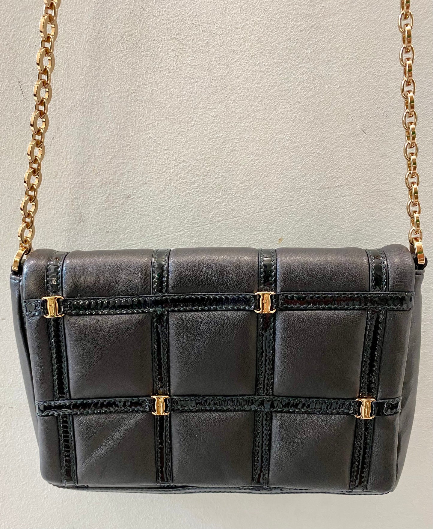 SALVATORE FERRAGAMO VARA QUILTED SOFT LEATHER CHAIN CROSSBODY BAG