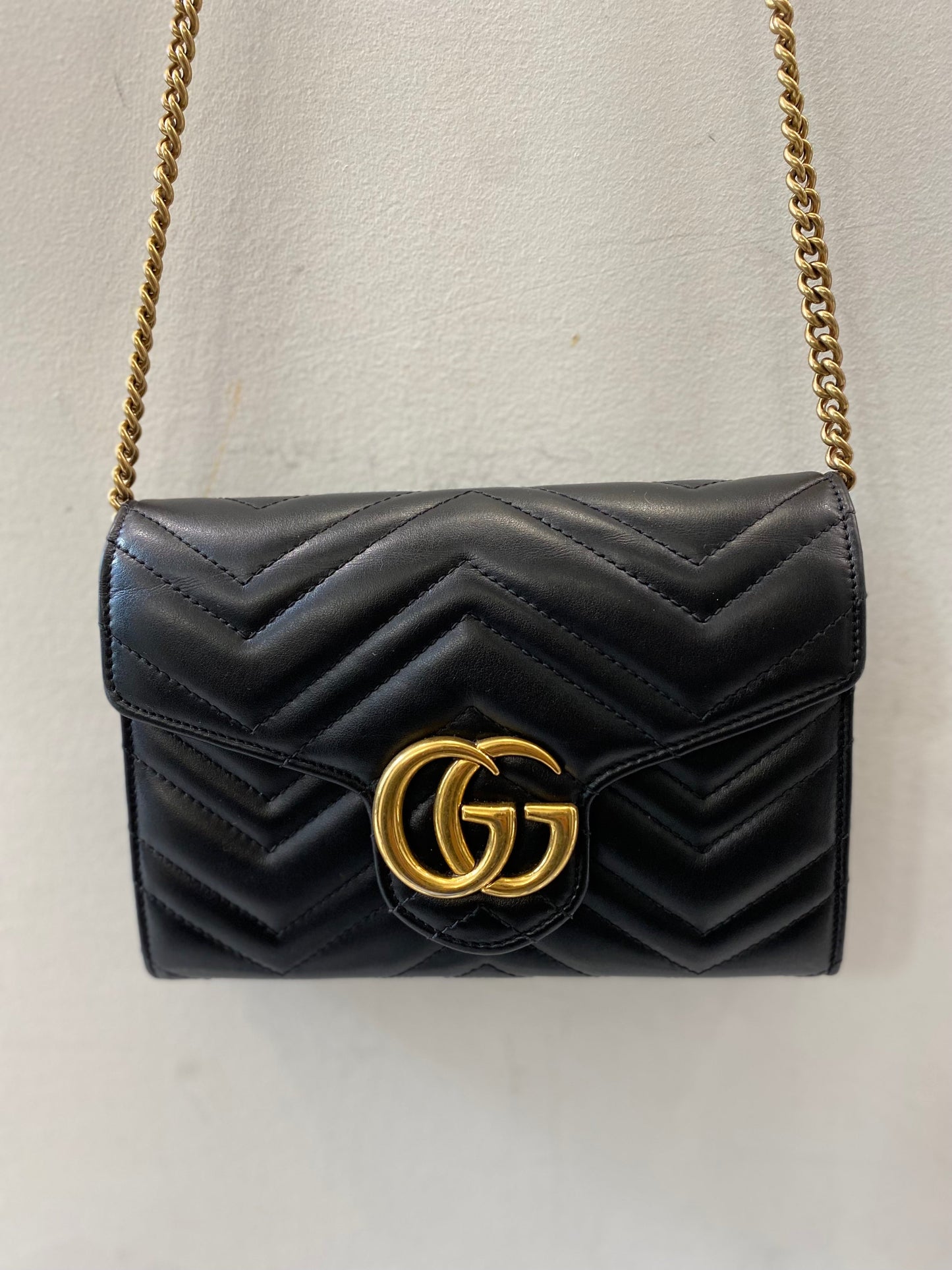 GUCCI GG MARMONT MATELASSE CALFSKIN MINI WALLET ON A CHAIN