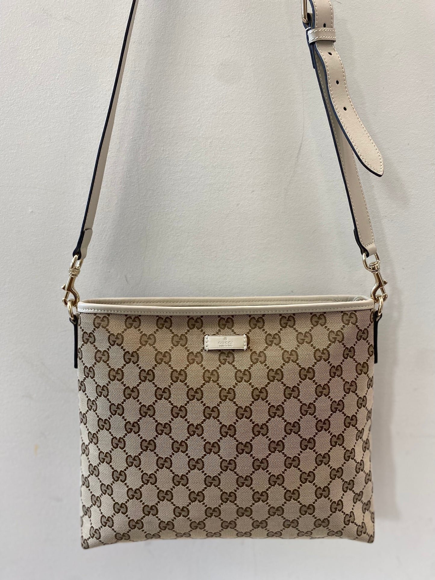 GUCCI GG SUPREME CLASSIC FLAT MESSENGER BAG