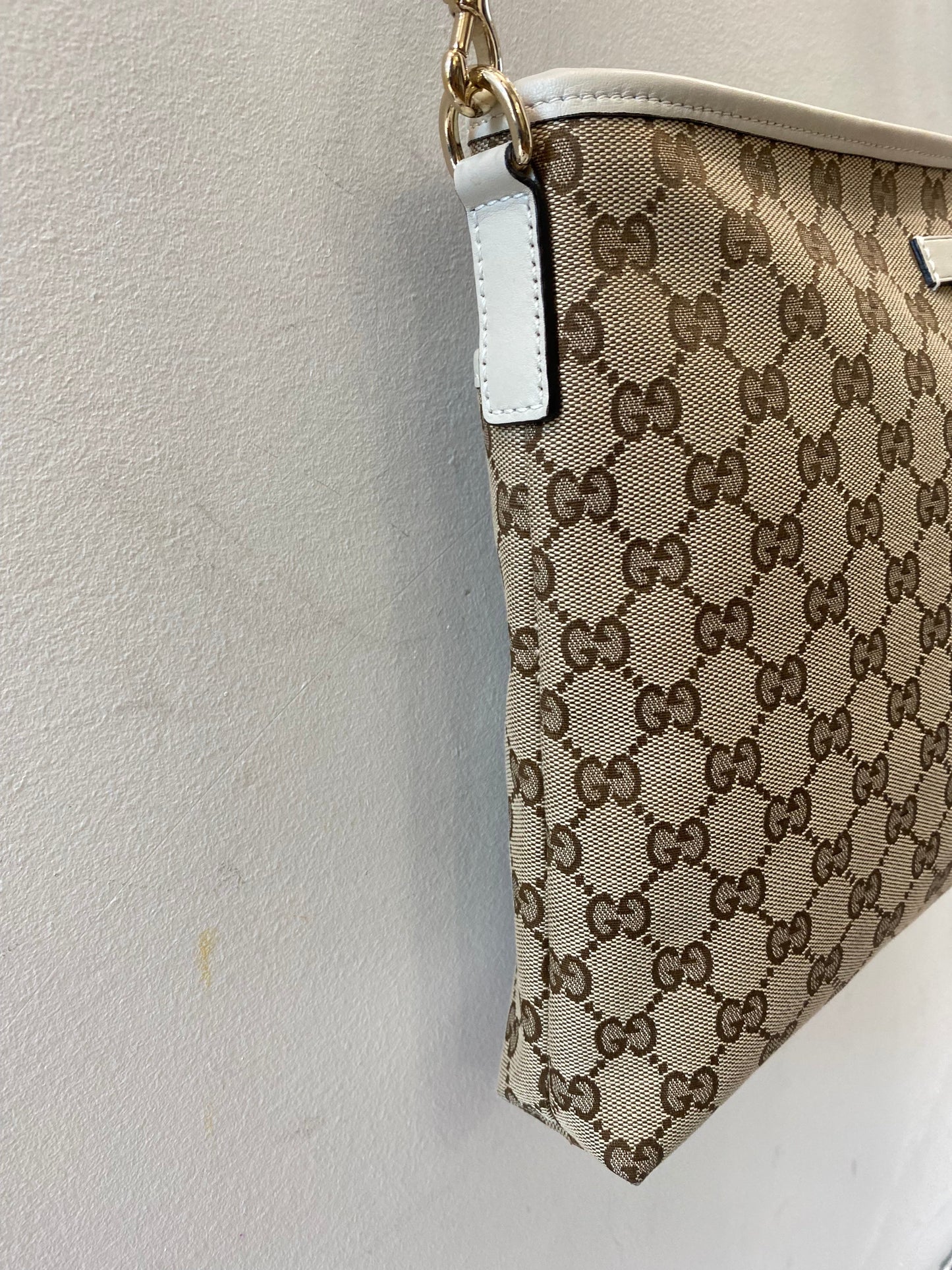 GUCCI GG SUPREME CLASSIC FLAT MESSENGER BAG