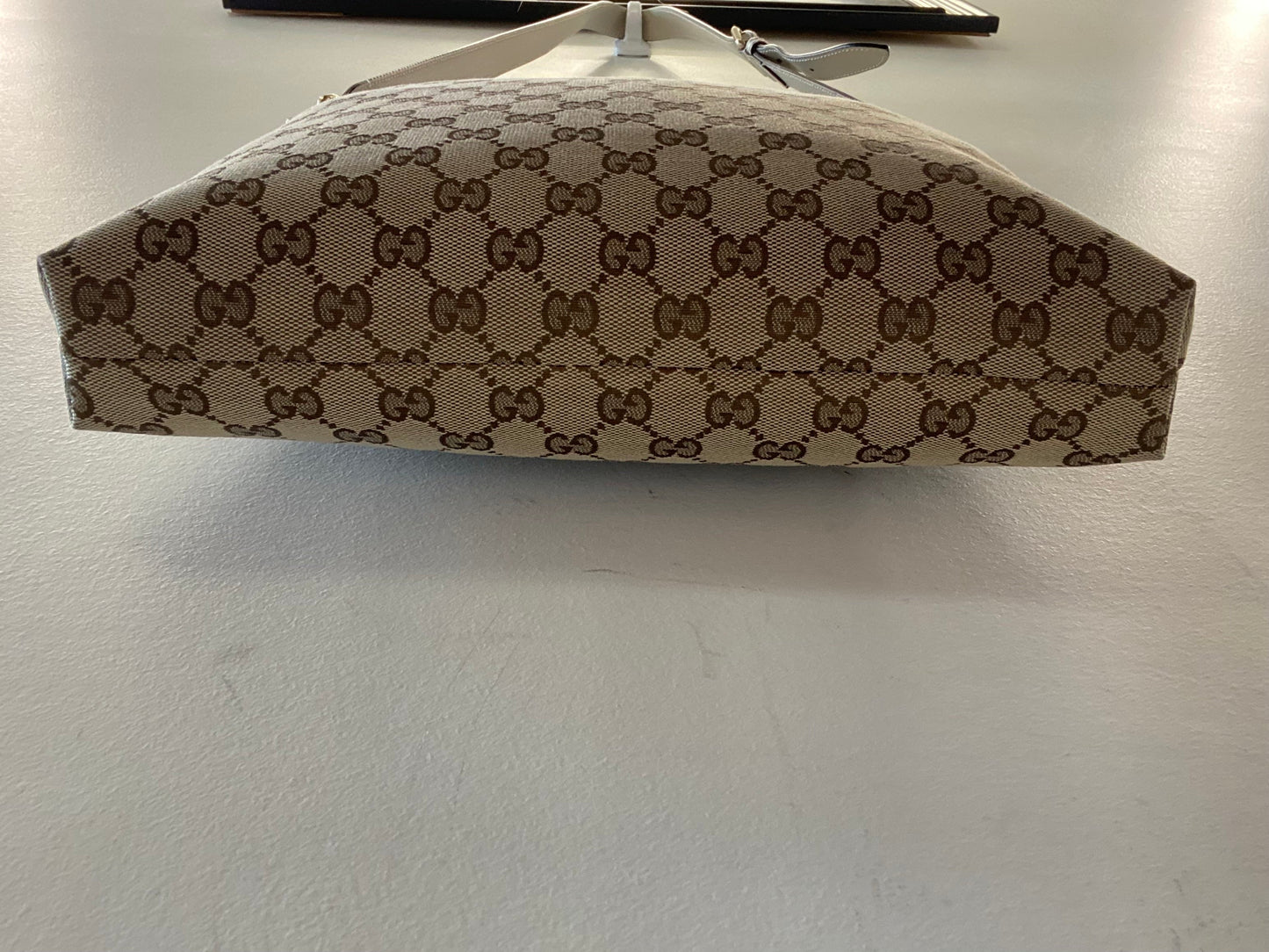 GUCCI GG SUPREME CLASSIC FLAT MESSENGER BAG