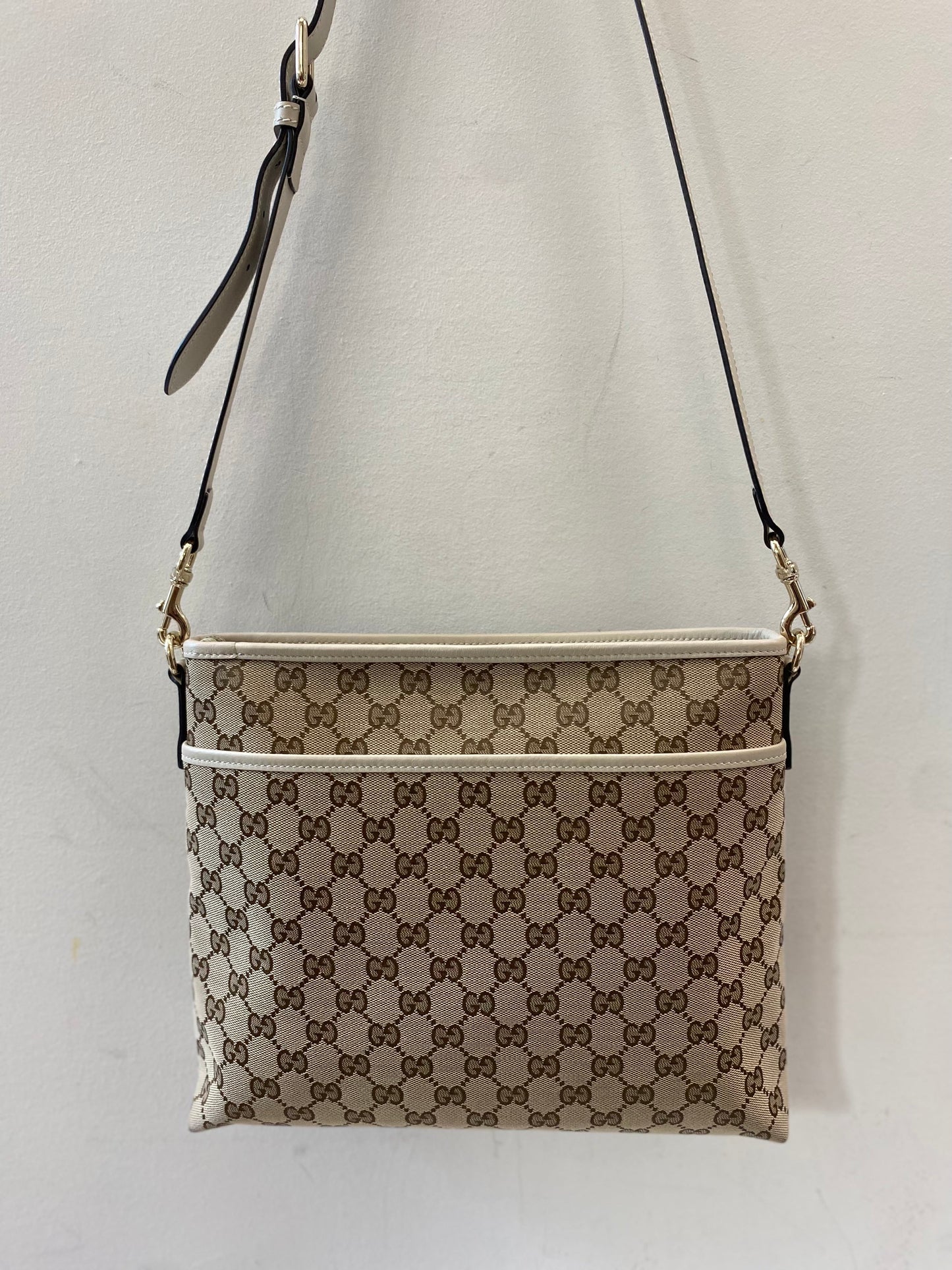 GUCCI GG SUPREME CLASSIC FLAT MESSENGER BAG