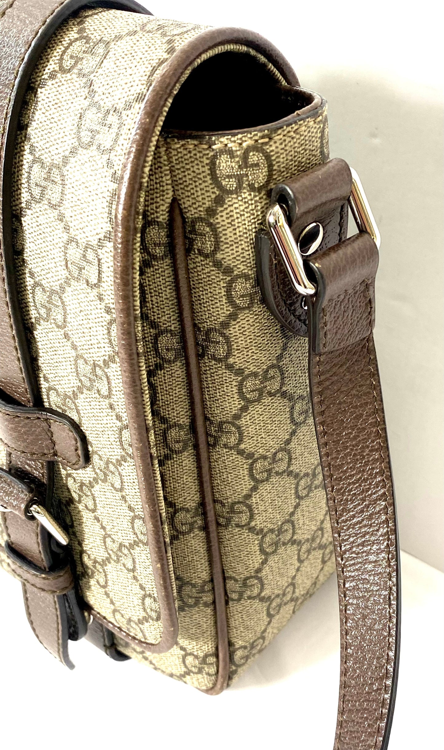 GUCCI GG SUPREME MESSENGER BAG