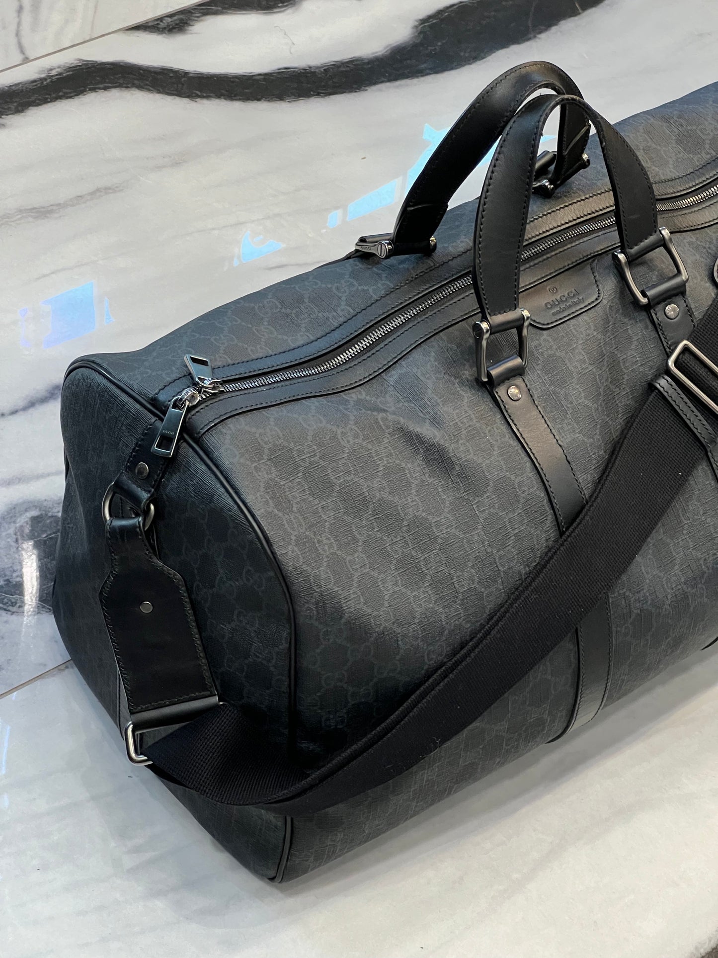 GUCCI GG SUPREME MONOGRAM MEDIUM CARRY-ON DUFFLE BAG