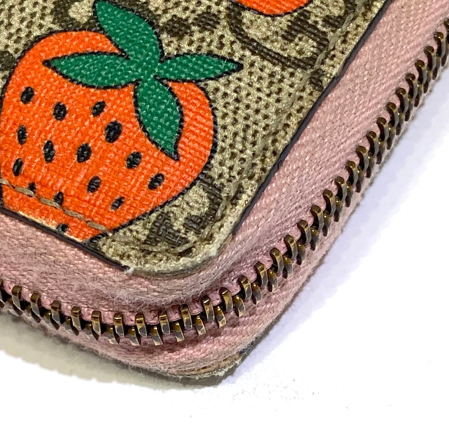 GUCCI GG SUPREME STRAWBERRY PRINTED ZIP-AROUND WALLET