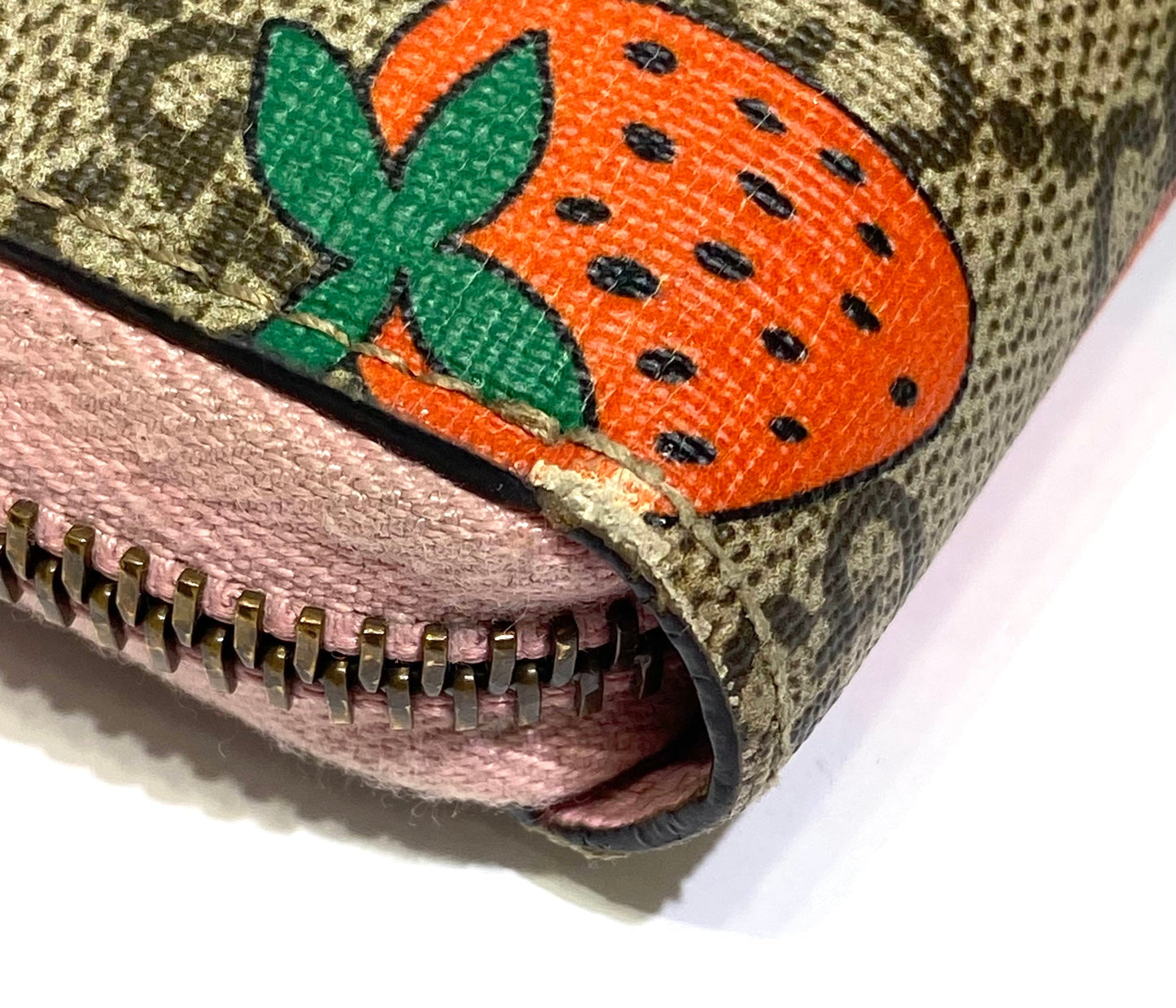 GUCCI GG SUPREME STRAWBERRY PRINTED ZIP-AROUND WALLET