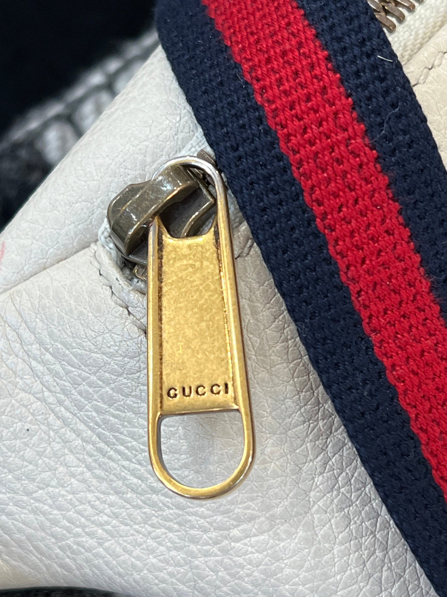 GUCCI GRAINED CALFSKIN LEATHER SMALL LOGO BELT BAG