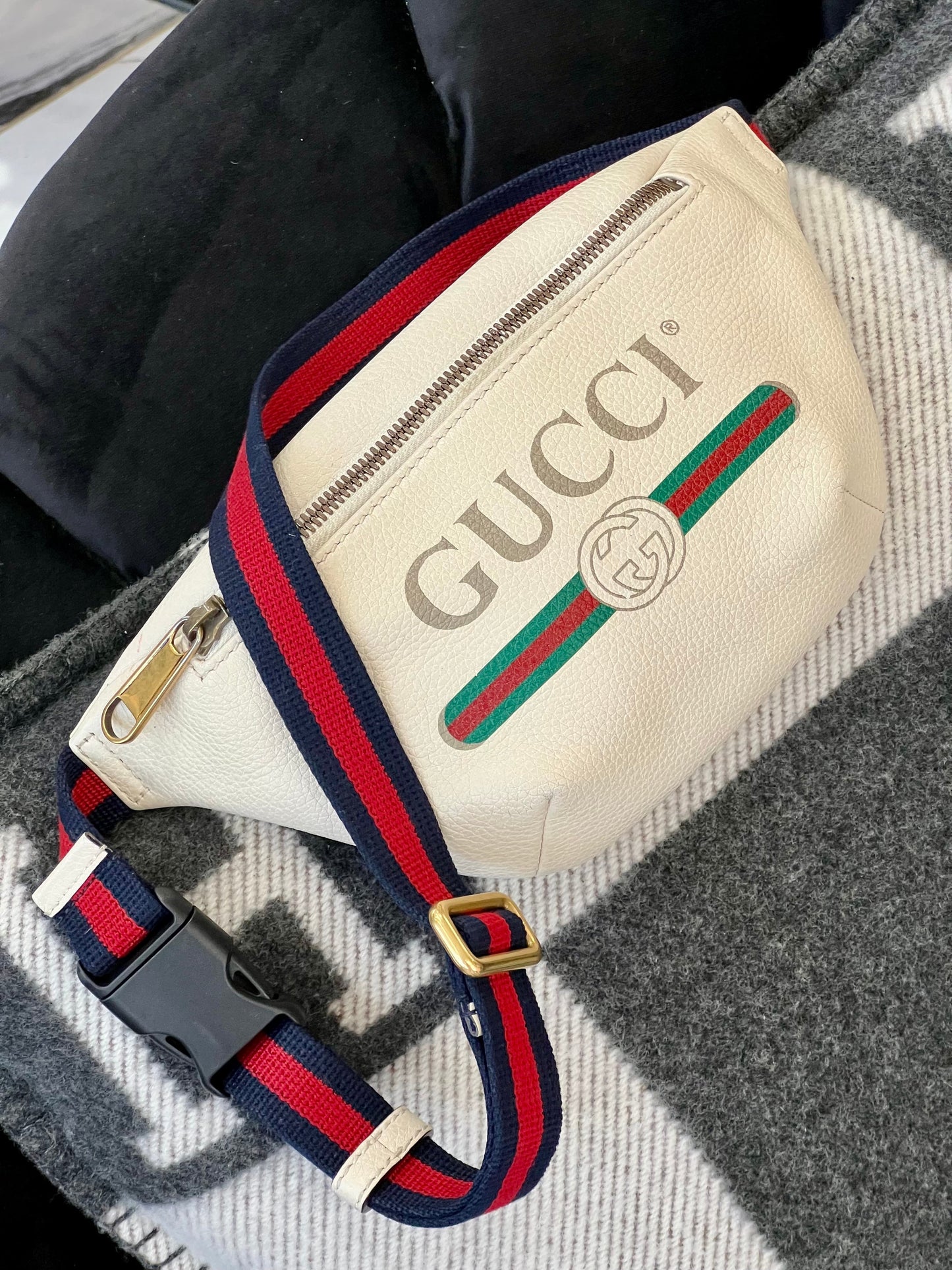 GUCCI GRAINED CALFSKIN LEATHER SMALL LOGO BELT BAG