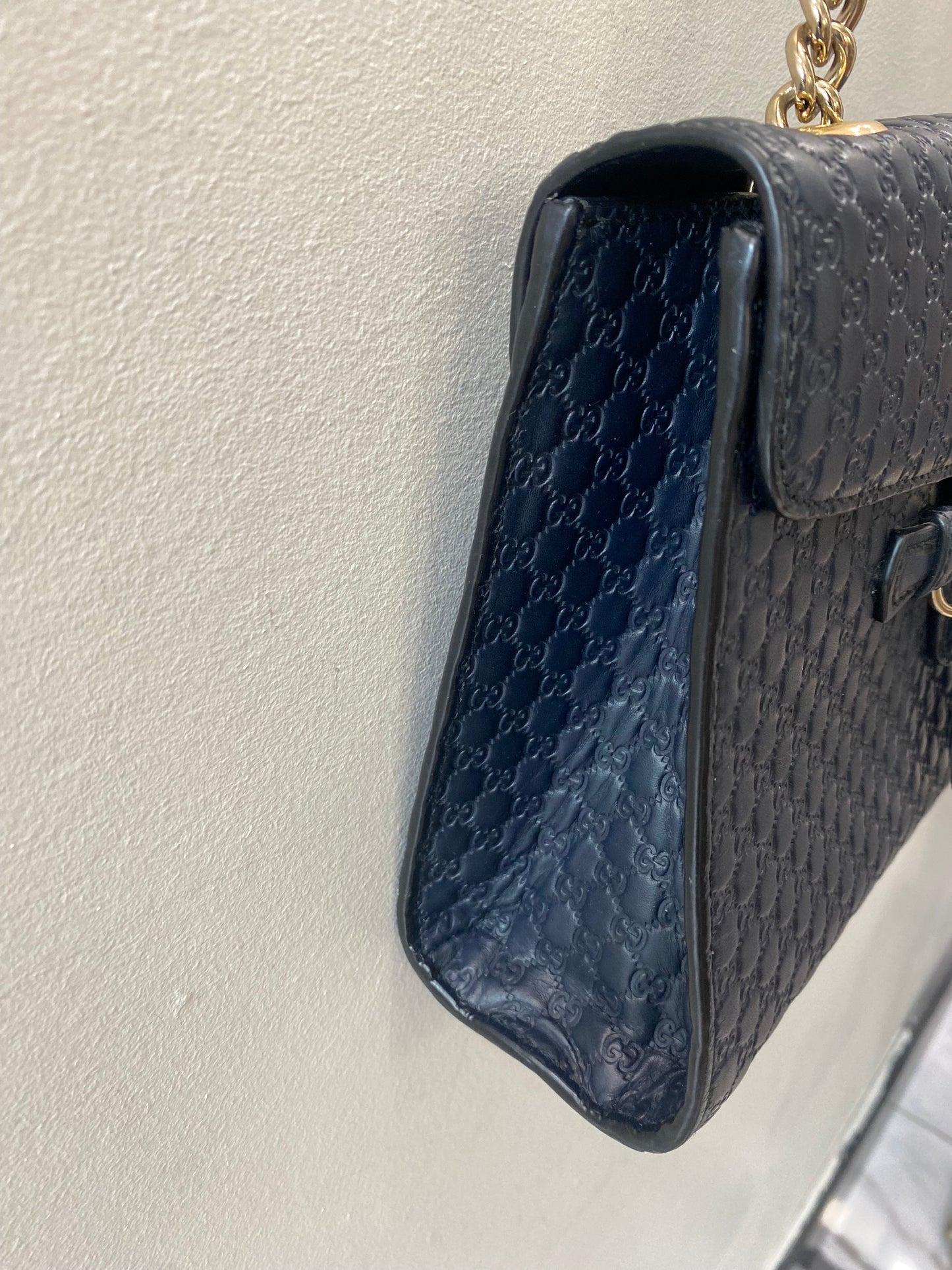 GUCCI MICROGUCCISSIMA LEATHER MEDIUM CHAIN SHOULDER BAG
