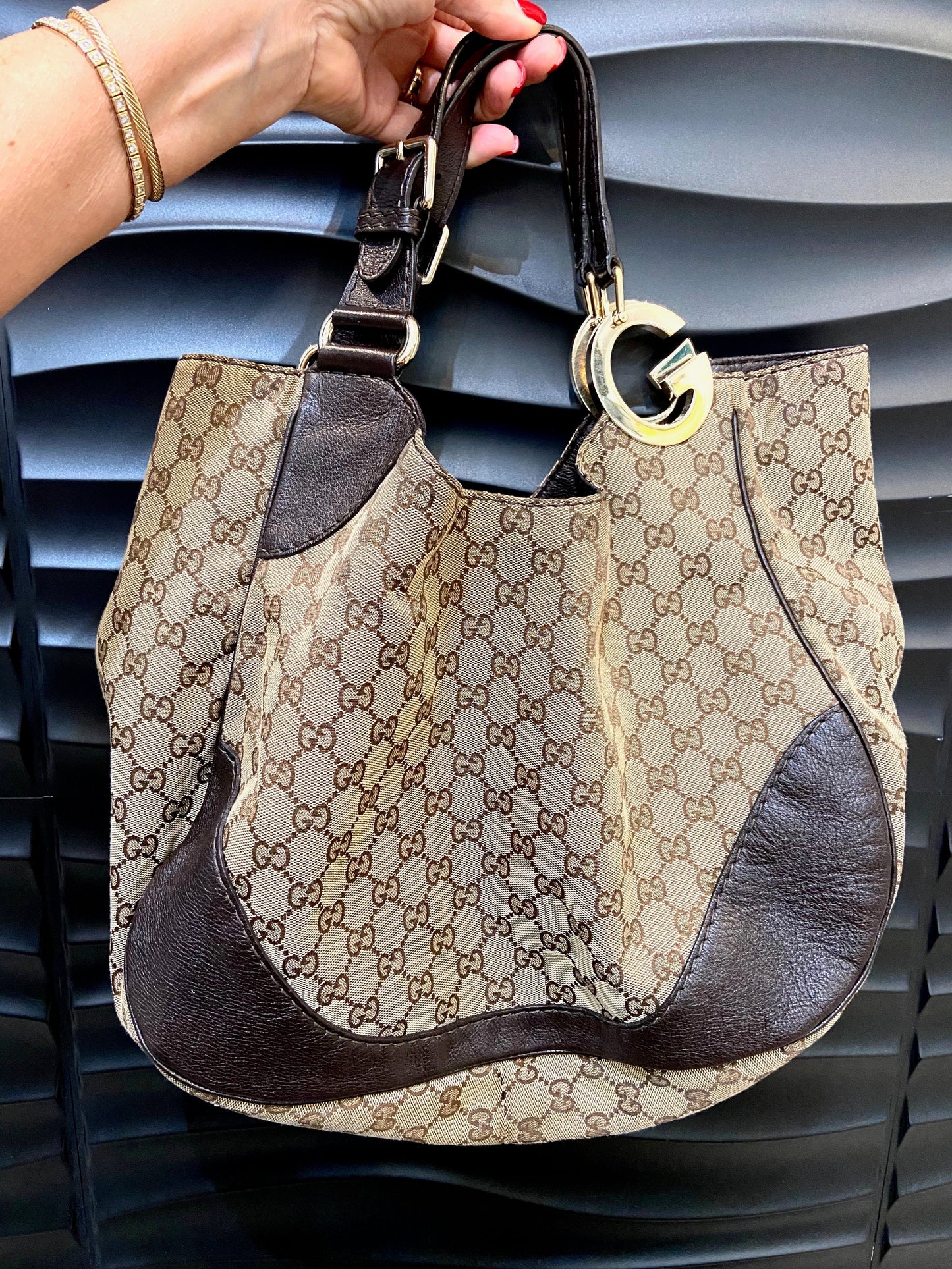 GUCCI GG SUPREME LARGE CHARLOTTE HOBO BAG