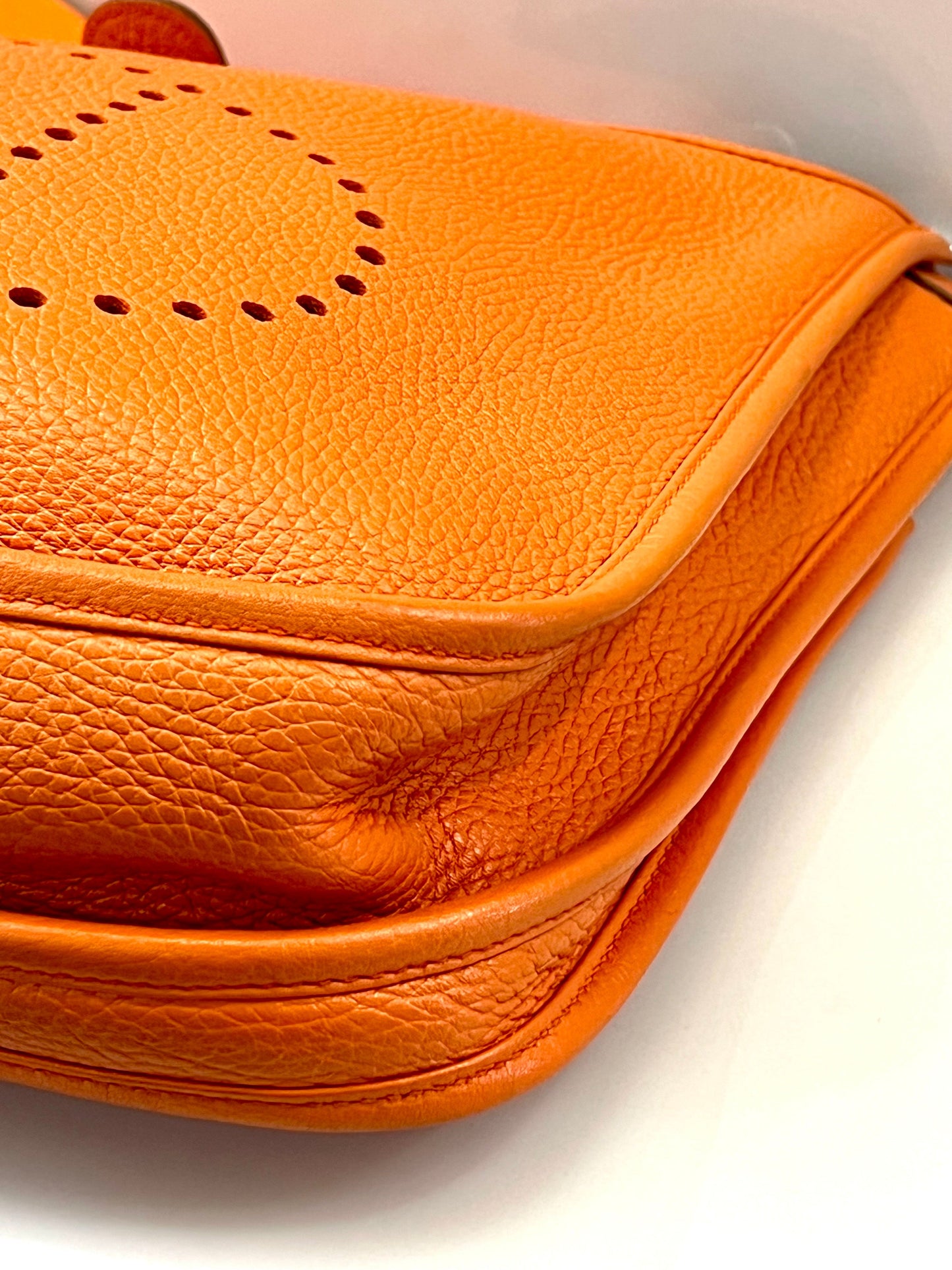 HERMÈS EVELYNE III PM CLEMENCE SHOULDER BAG IN ORANGE