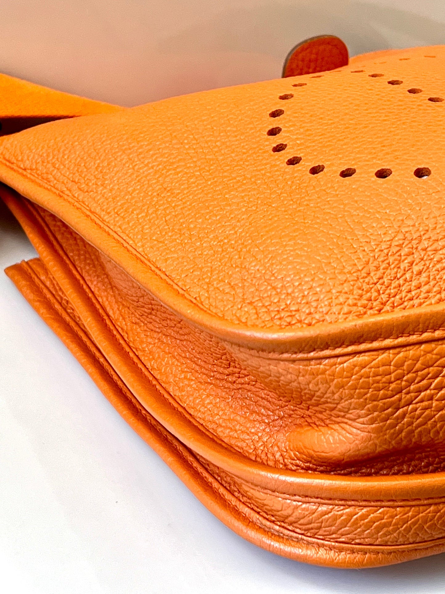 HERMÈS EVELYNE III PM CLEMENCE SHOULDER BAG IN ORANGE