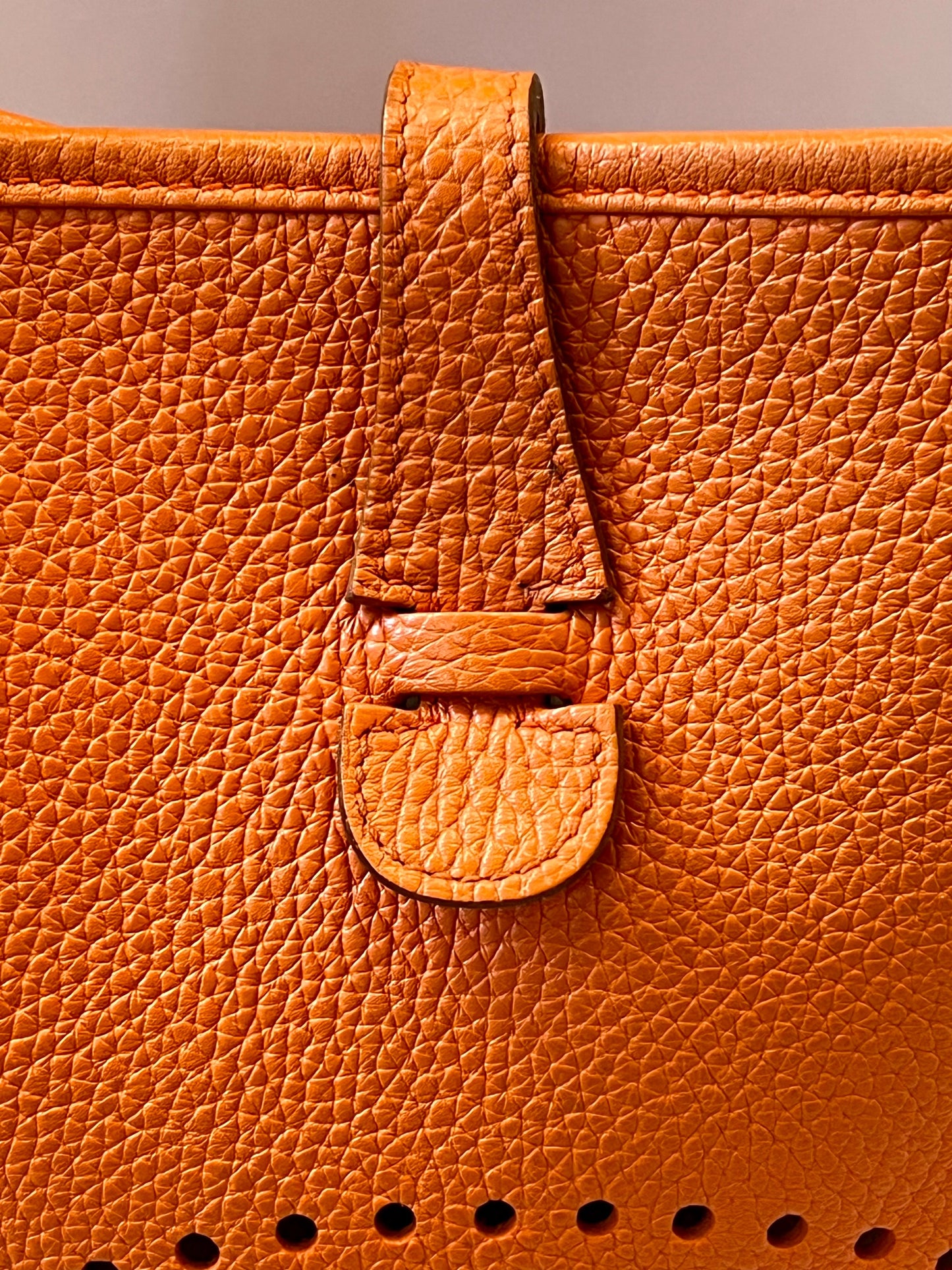 HERMÈS EVELYNE III PM CLEMENCE SHOULDER BAG IN ORANGE
