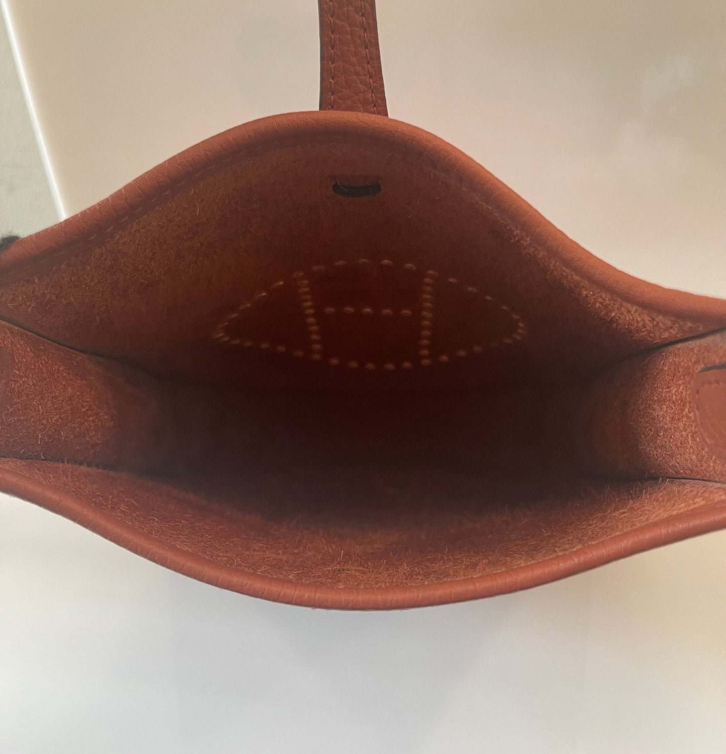 HERMÈS CLEMENCE MINI EVELYN TPM CROSSBODY BAG IN ROUGE PIVOINE