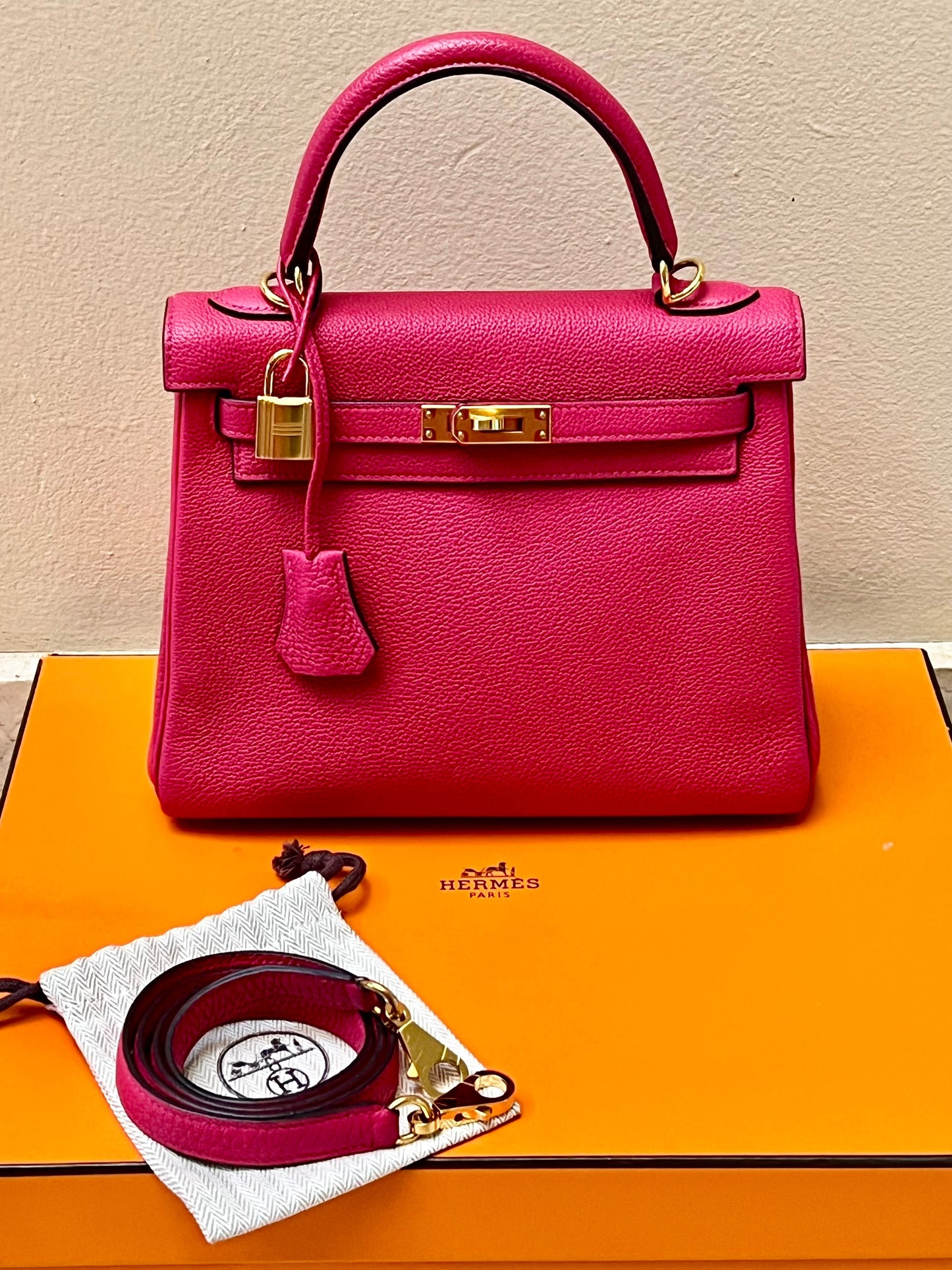 HERMÈS KELLY 25 CLEMENCE LEATHER BAG IN ROSE EXTREME