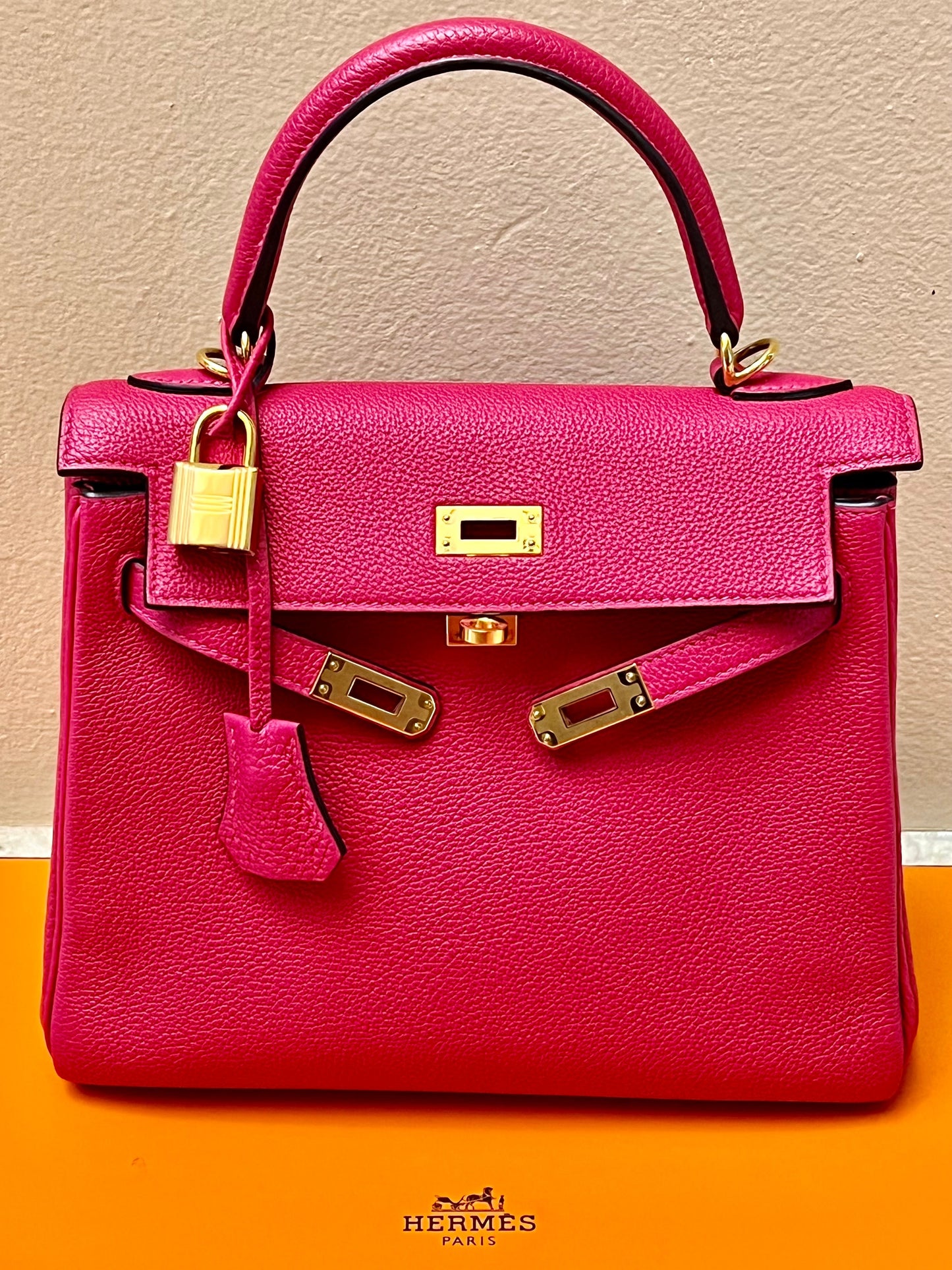 HERMÈS KELLY 25 CLEMENCE LEATHER BAG IN ROSE EXTREME