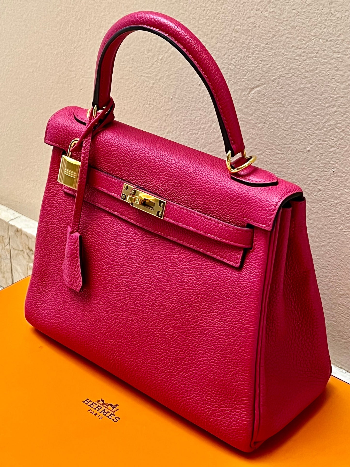 HERMÈS KELLY 25 CLEMENCE LEATHER BAG IN ROSE EXTREME