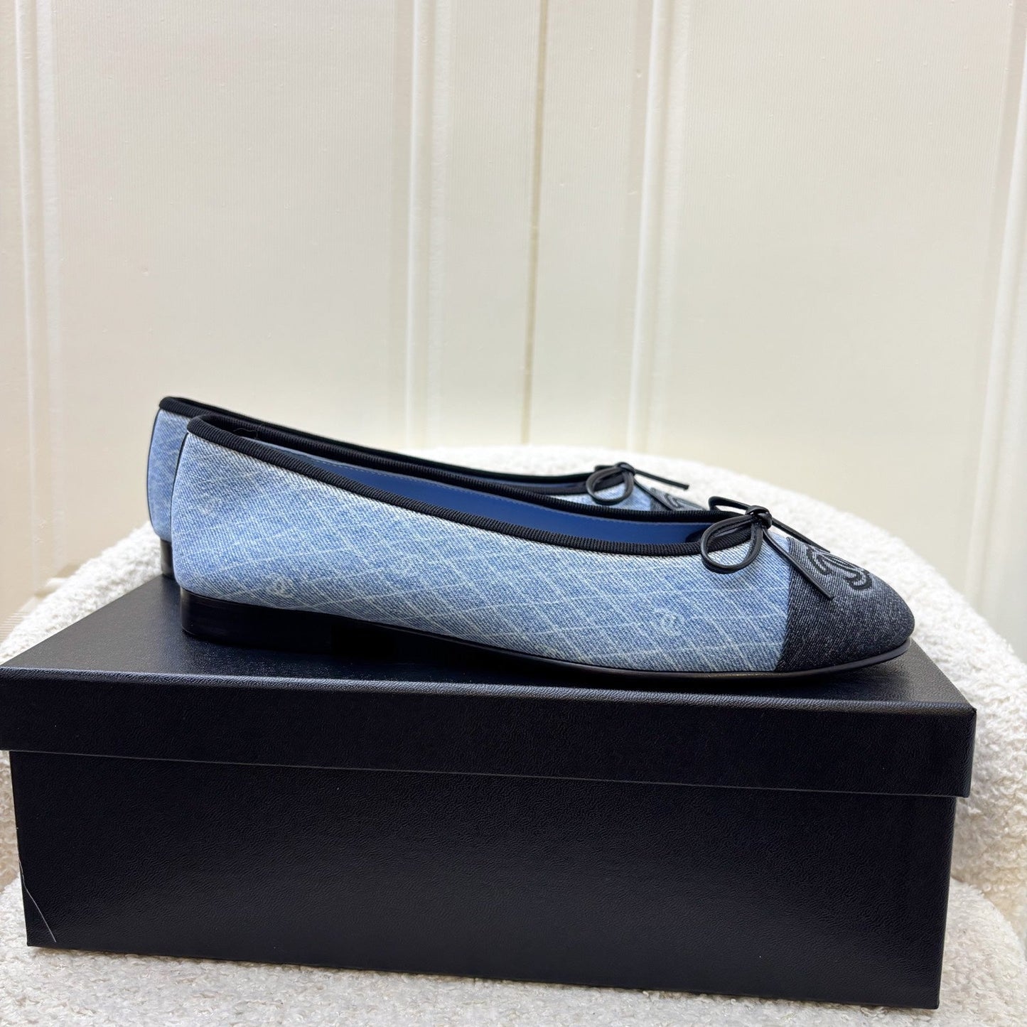 GLM-Classic Ballerina Pumps in Embroidered Light Blue Denim / Black Gosgrain Sz 37.5