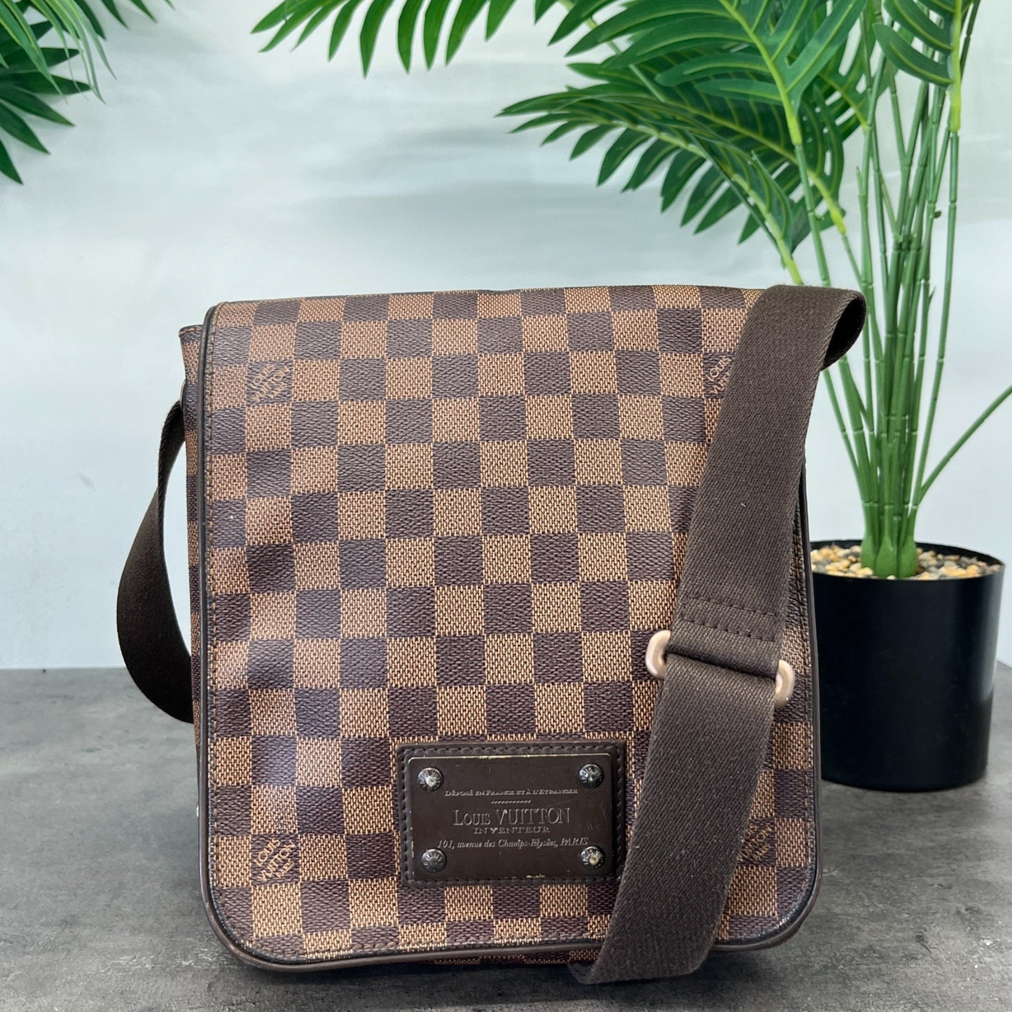 Men's Damier Ebene Brooklyn Pm Messenger Bag Brown
