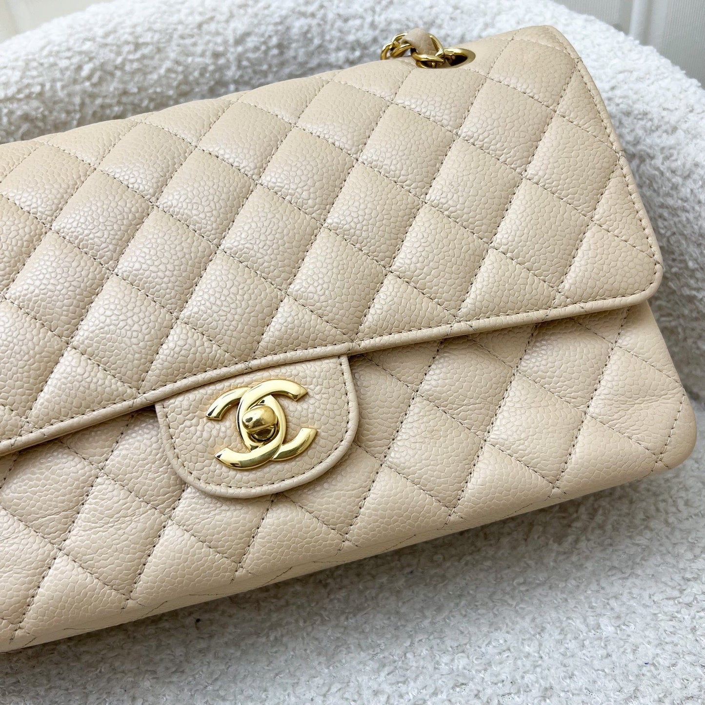 GLM-Medium Classic Flap CF in Beige Caviar and GHW