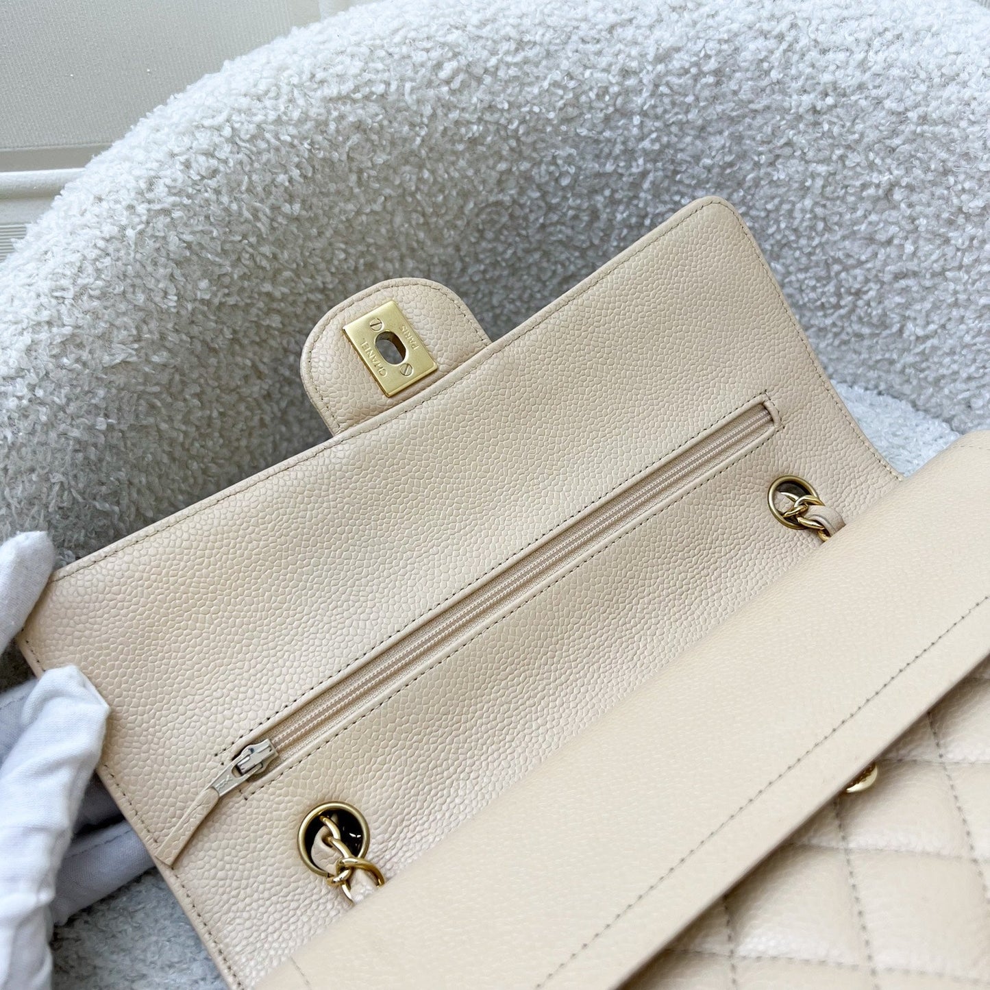 GLM-Medium Classic Flap CF in Beige Caviar and GHW