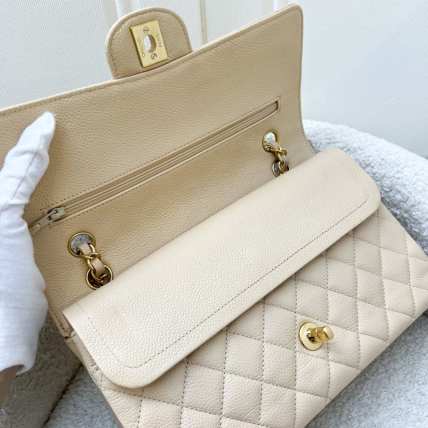 GLM-Medium Classic Flap CF in Beige Caviar and GHW