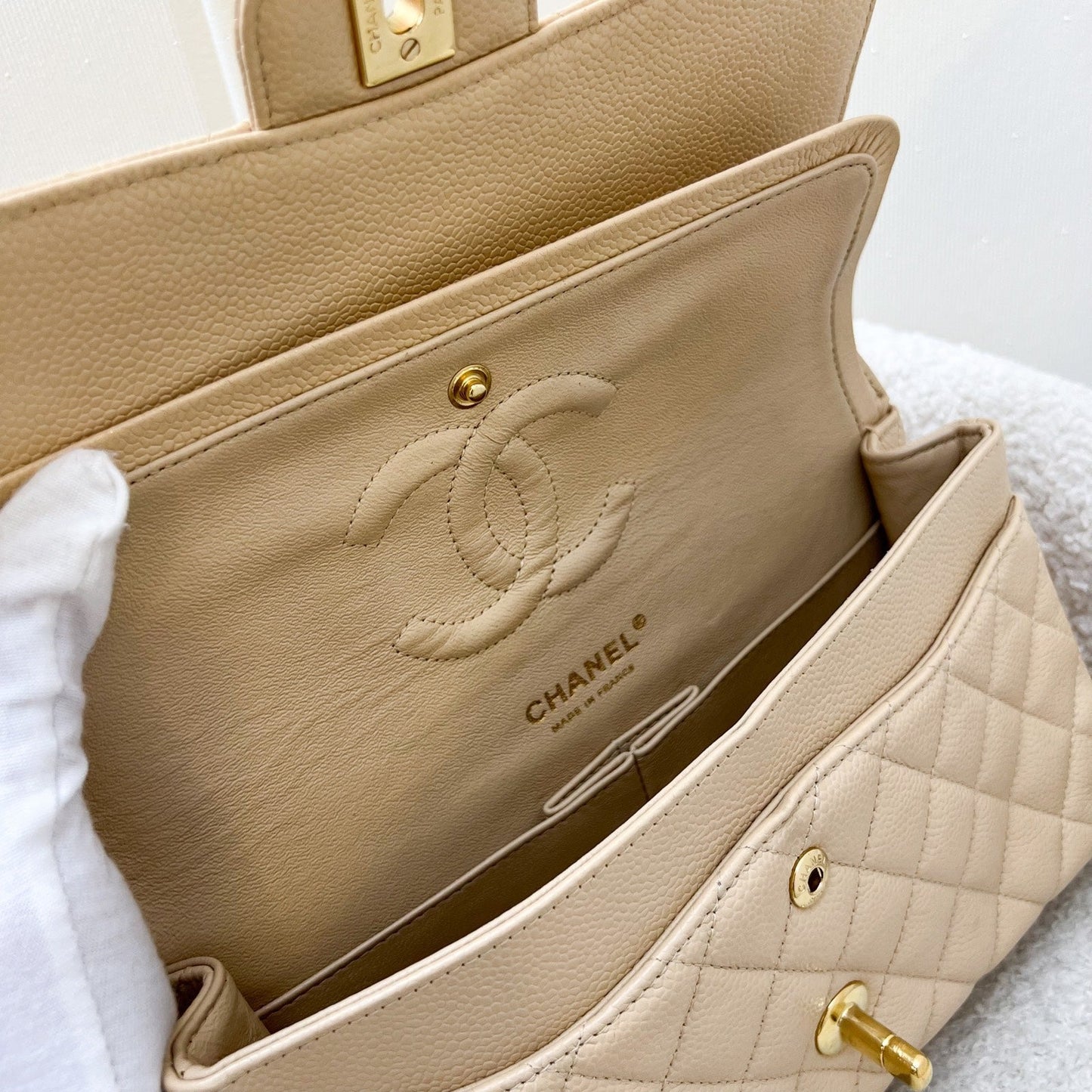 GLM-Medium Classic Flap CF in Beige Caviar and GHW