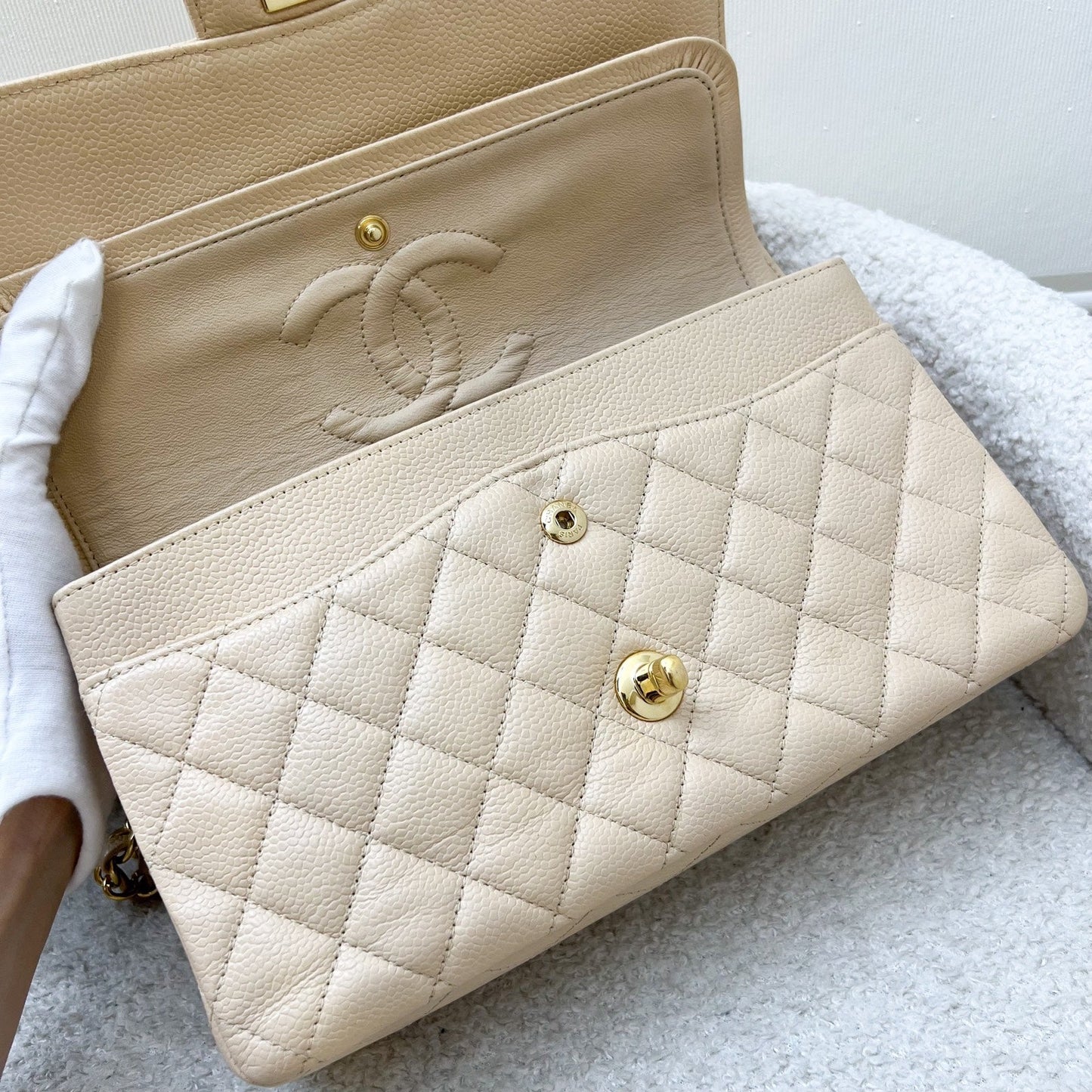GLM-Medium Classic Flap CF in Beige Caviar and GHW