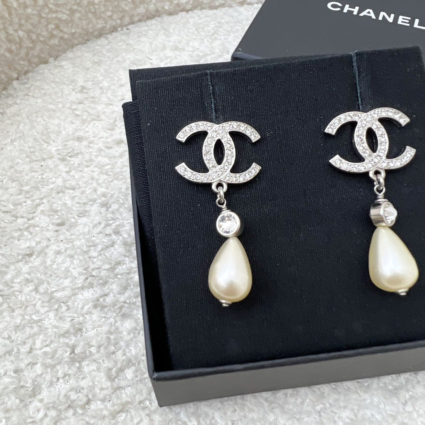 GLM-22C GLM- Logo with Teardrop Pearl Drop Earring in SHW (Model: AB7702)
