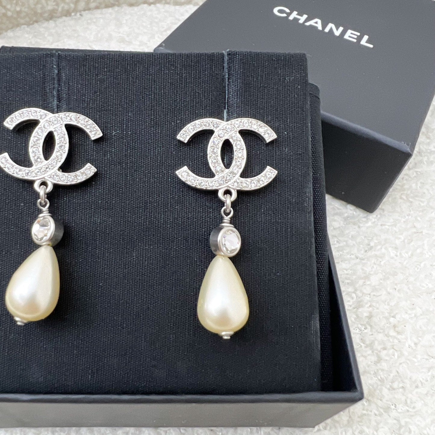 GLM-22C GLM- Logo with Teardrop Pearl Drop Earring in SHW (Model: AB7702)