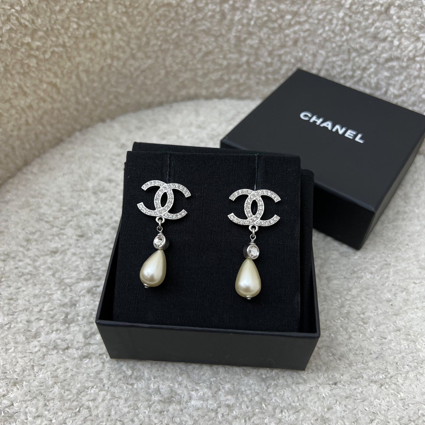 GLM-22C GLM- Logo with Teardrop Pearl Drop Earring in SHW (Model: AB7702)