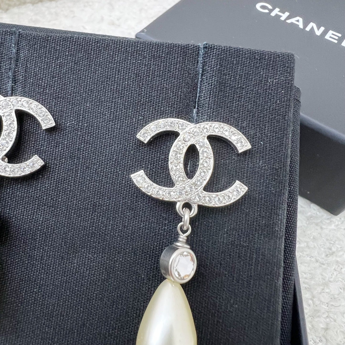 GLM-22C GLM- Logo with Teardrop Pearl Drop Earring in SHW (Model: AB7702)