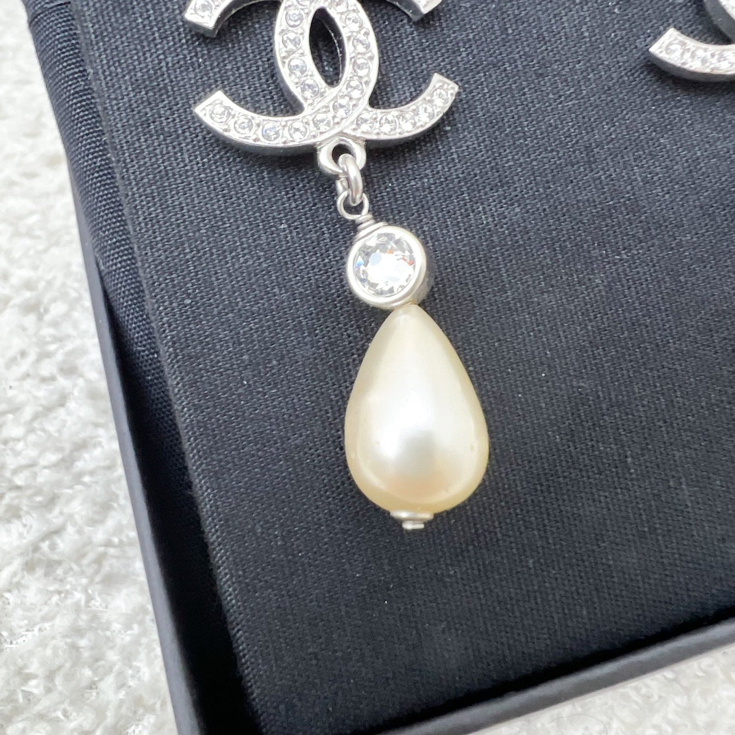 GLM-22C GLM- Logo with Teardrop Pearl Drop Earring in SHW (Model: AB7702)