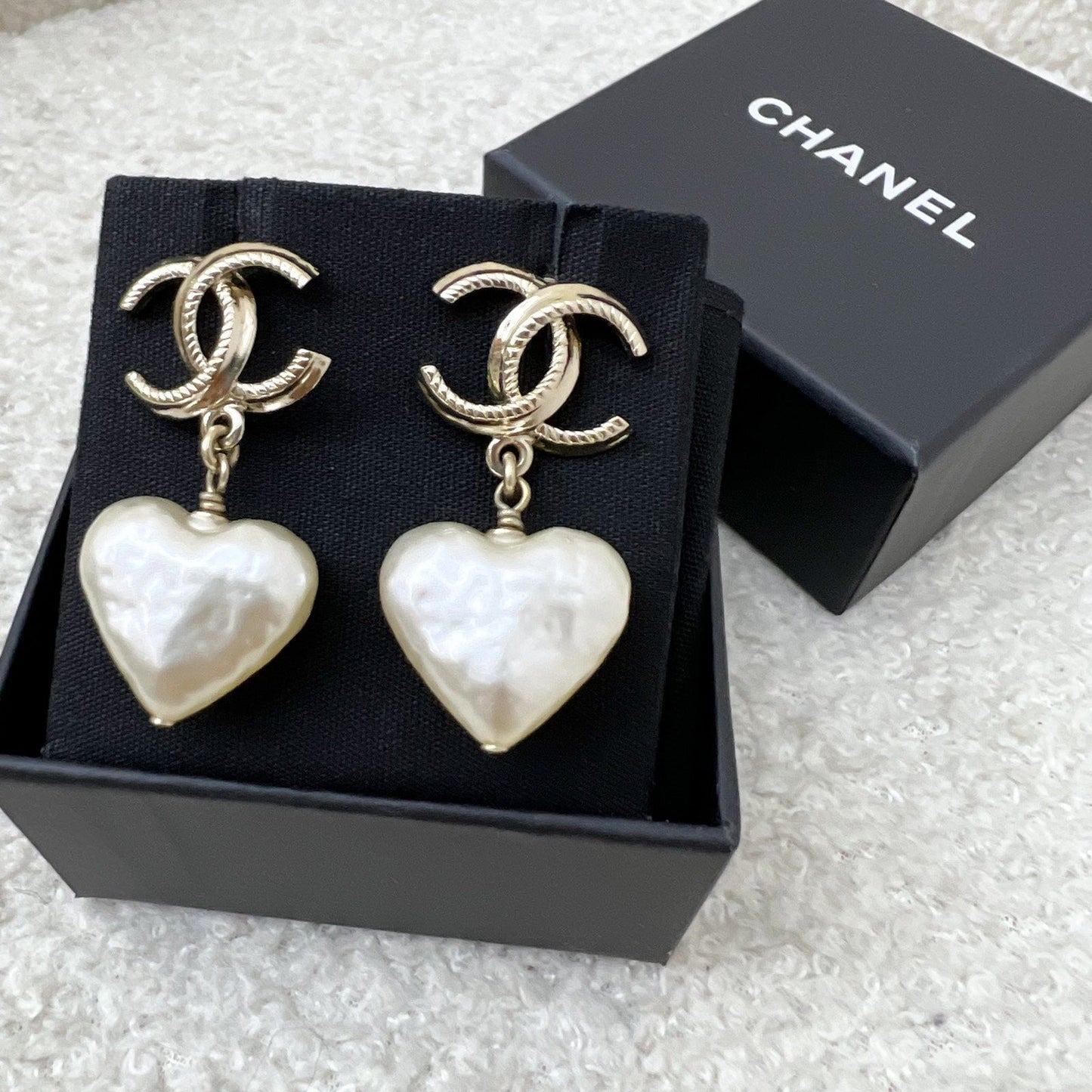 GLM-22C GLM- Logo with Heart Pearl Dangling Earring in LGHW (Model: AB7529)