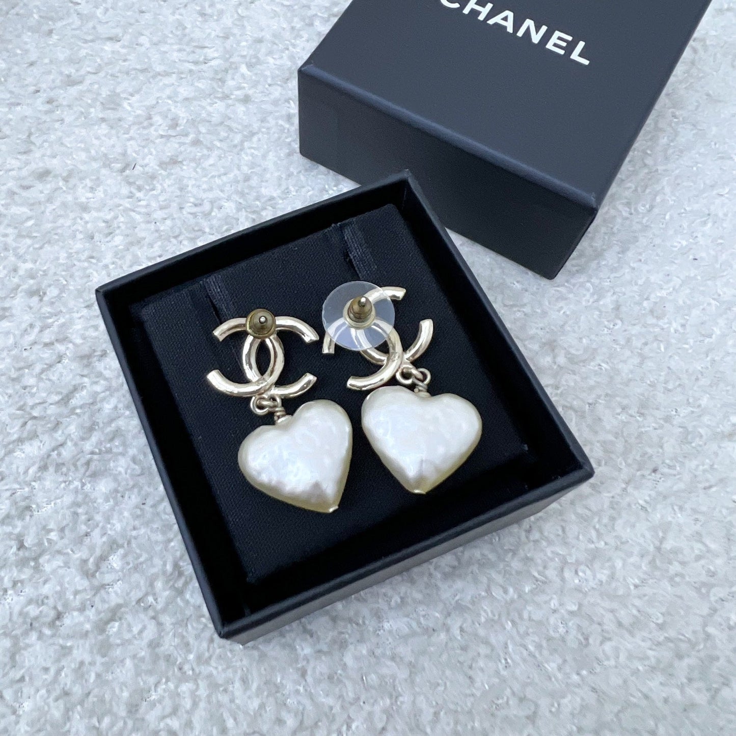 GLM-22C GLM- Logo with Heart Pearl Dangling Earring in LGHW (Model: AB7529)