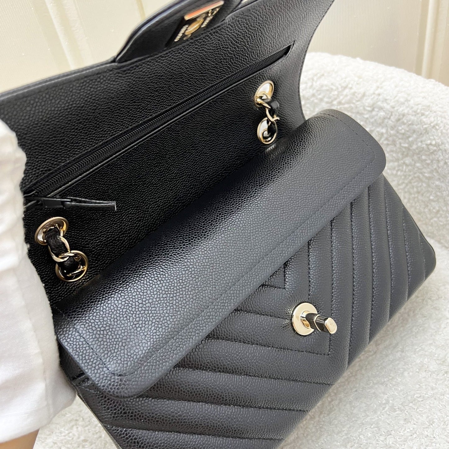 GLM-Small Classic Flap CF in Chevron Quilted Black Caviar and LGHW (Model: A01113)