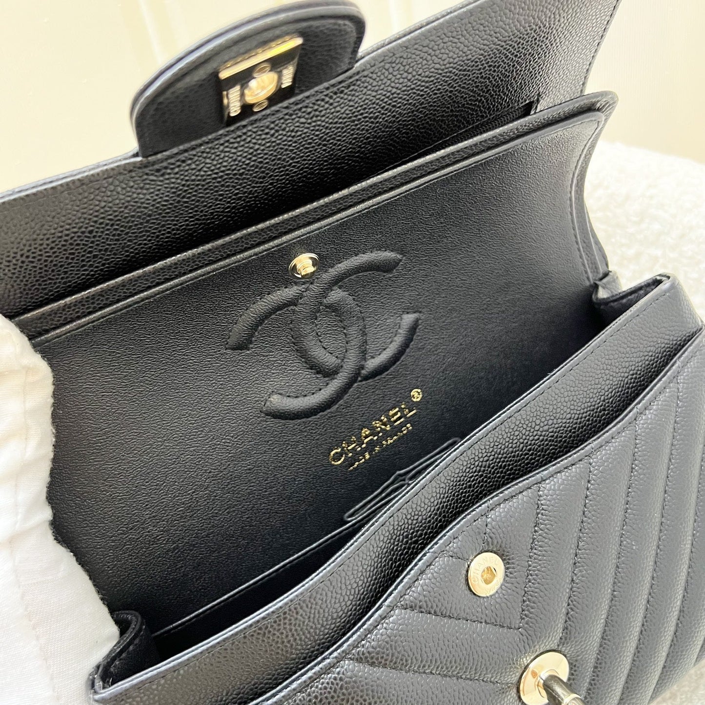GLM-Small Classic Flap CF in Chevron Quilted Black Caviar and LGHW (Model: A01113)