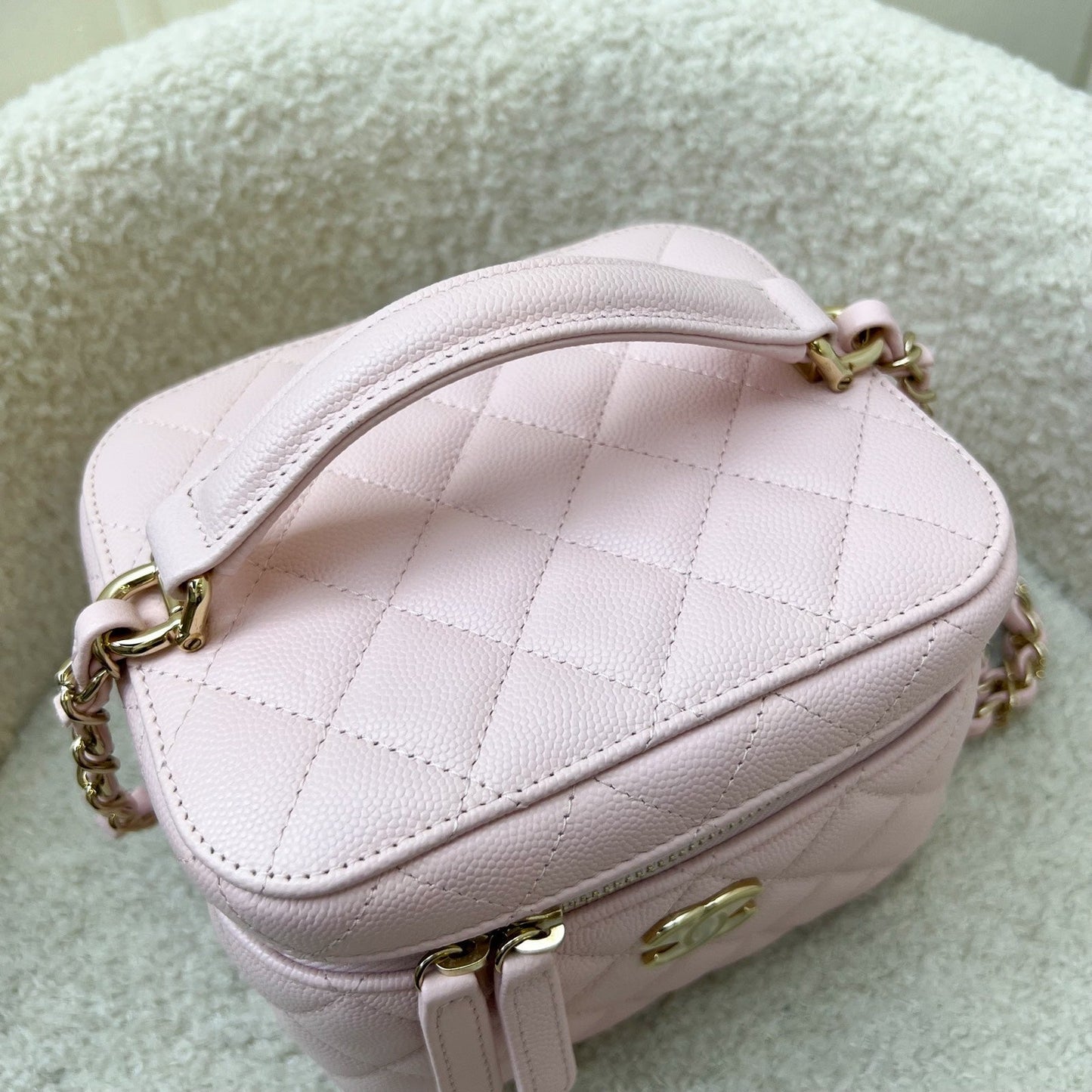 GLM-22S Top Handle Vanity Case with Chain in Pink Caviar LGHW (Model: AS3171)