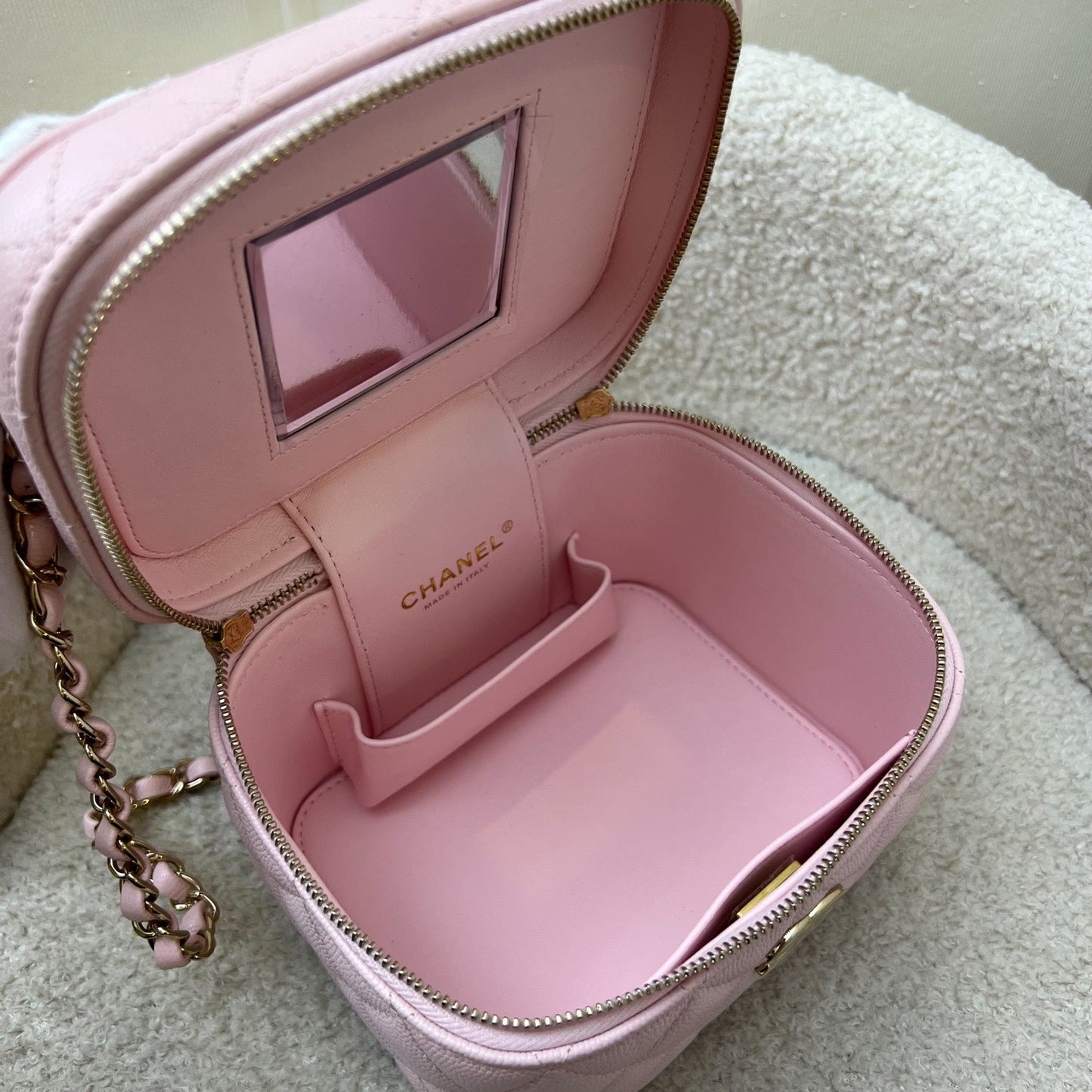 GLM-22S Top Handle Vanity Case with Chain in Pink Caviar LGHW (Model: AS3171)