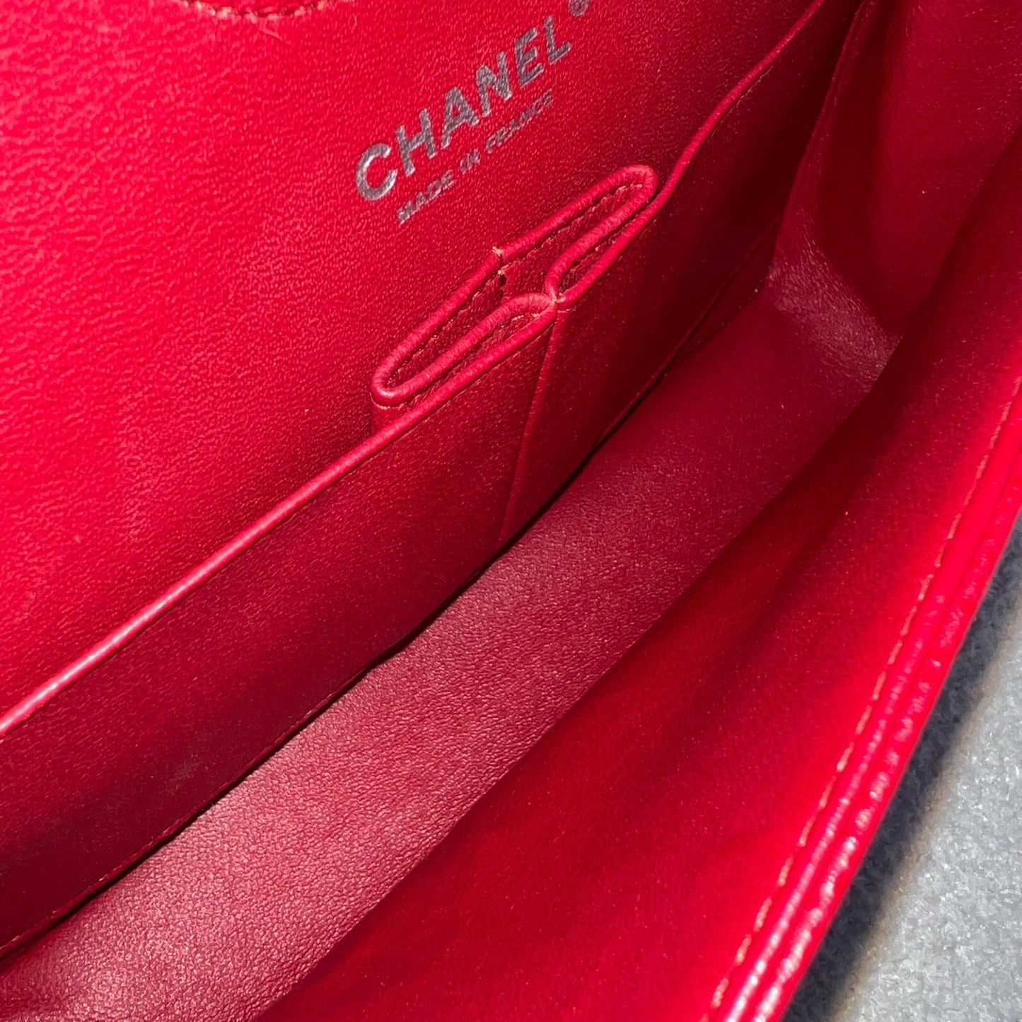 GLM-Medium Classic Flap CF in Red Caviar and SHW