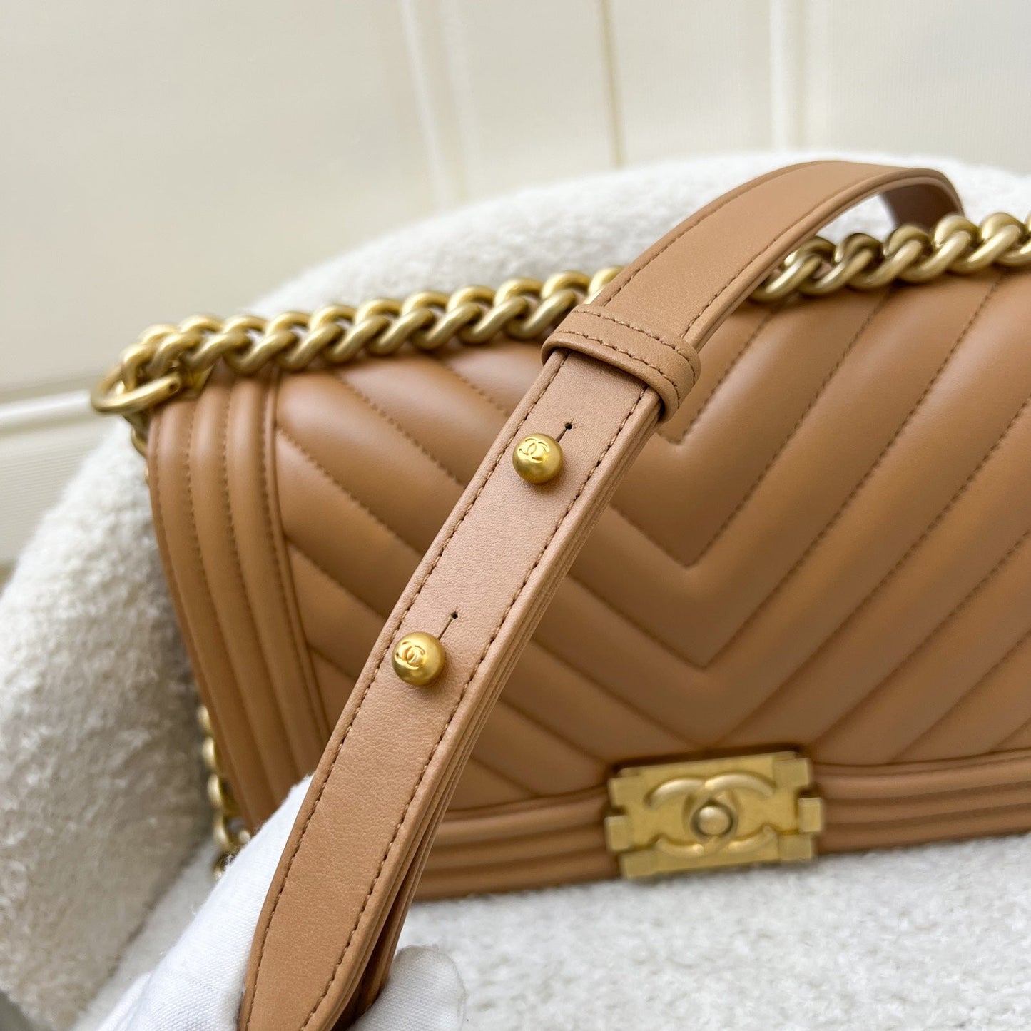 GLM-Medium 25cm Boy Flap in Chevron Quilted Caramel Lambskin and AGHW (Model: A67086)
