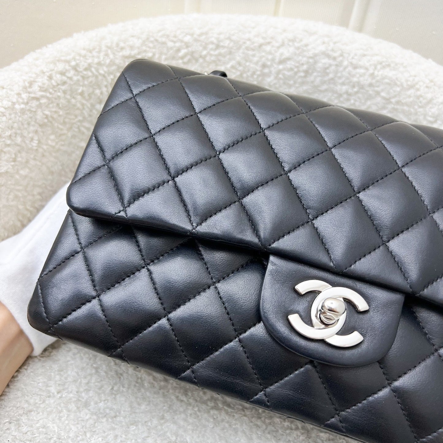 GLM-Medium Classic Flap CF in Black Lambskin and SHW