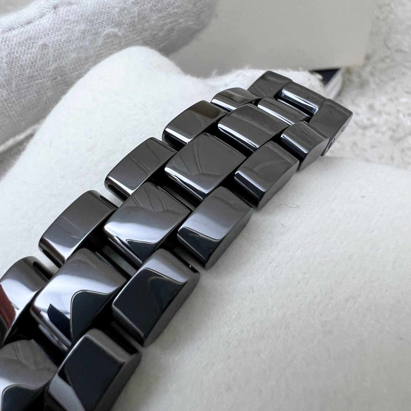 GLM-J12 Watch 33mm with 12 Diamonds in Black Ceramic Bracelet and Steel (2 Extra Links) (Model: H1625)