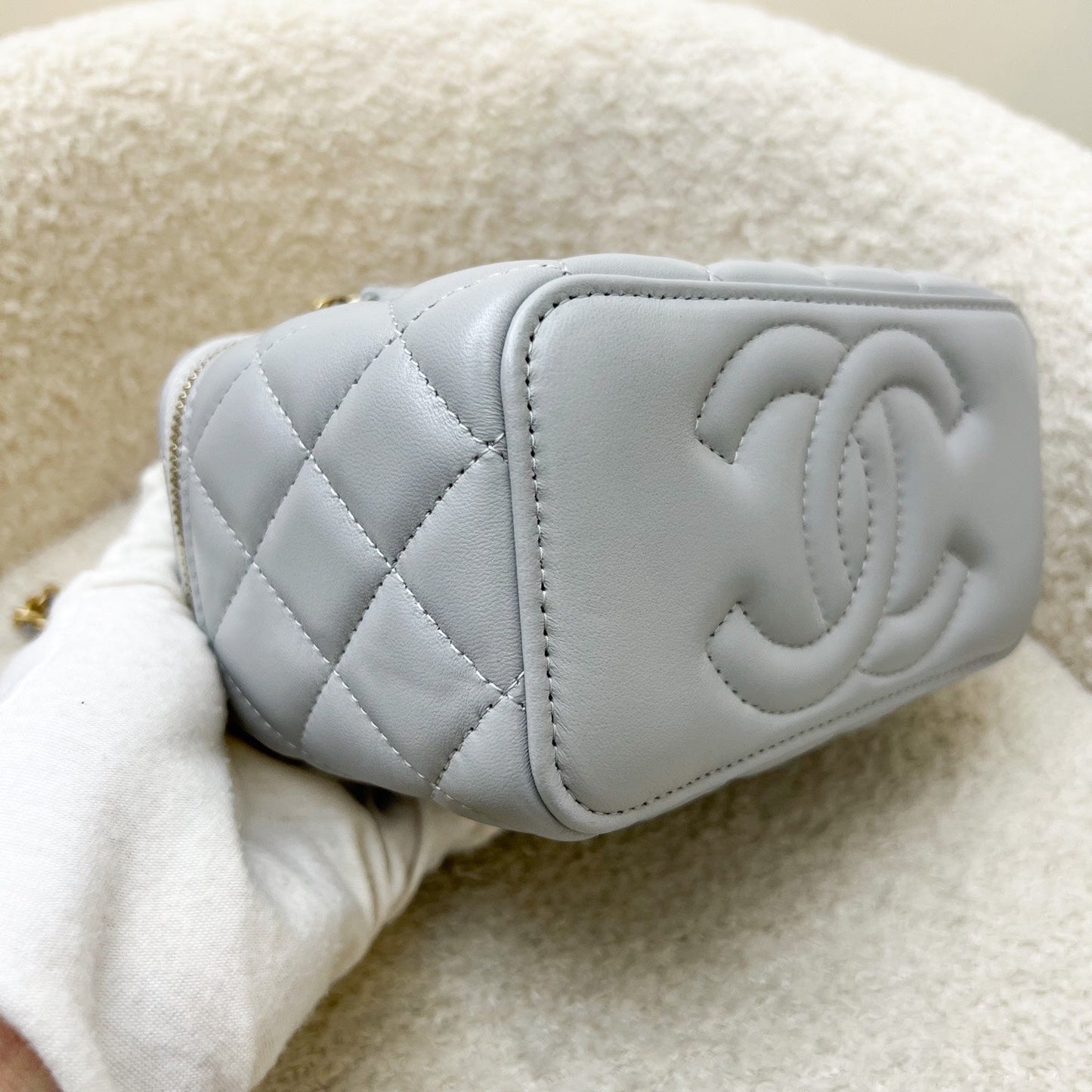 GLM-Pearl Crush Small Vanity in Grey Lambskin and AGHW (Model: AP2303)