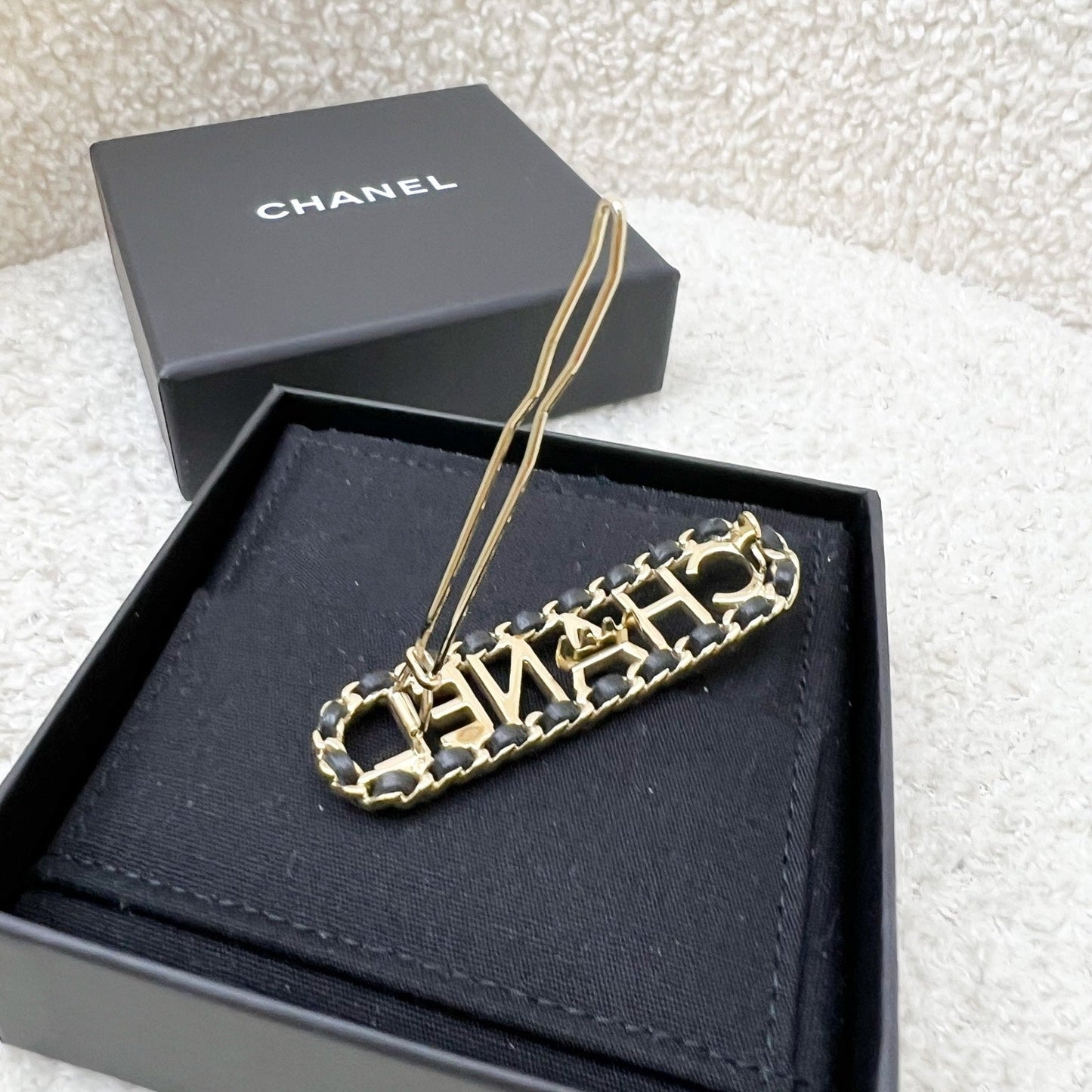 GLM-Chain Around Hairpin / Hairclip with Black Leather in LGHW