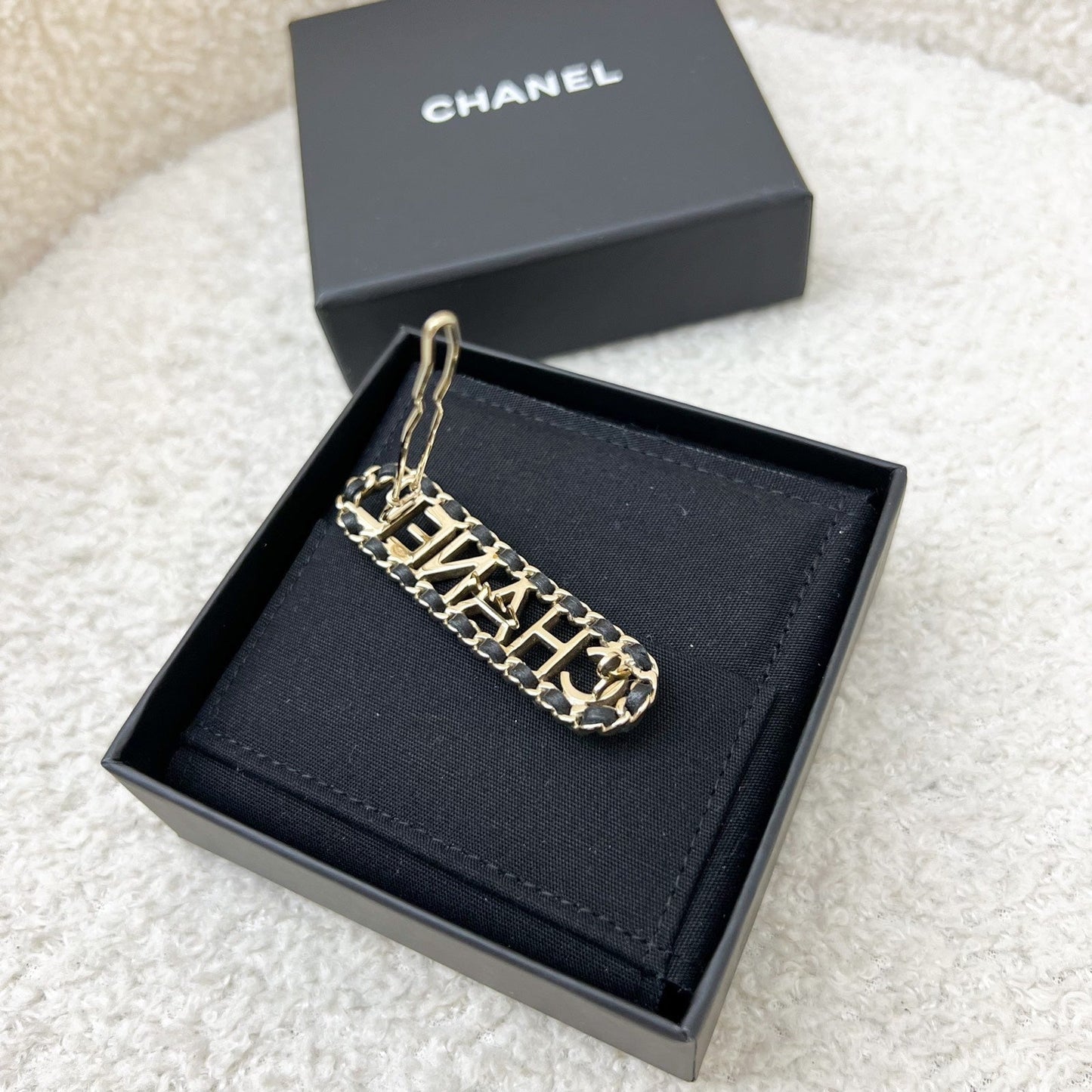 GLM-Chain Around Hairpin / Hairclip with Black Leather in LGHW