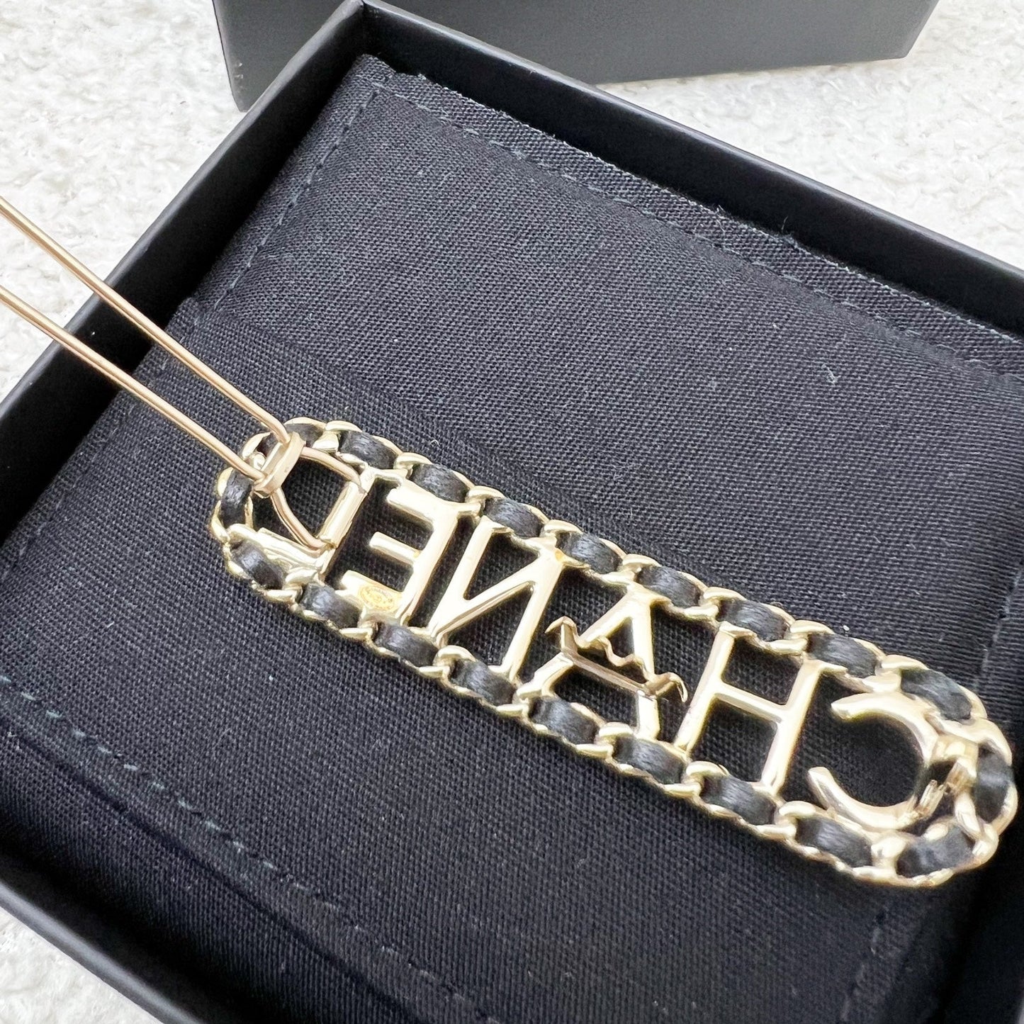 GLM-Chain Around Hairpin / Hairclip with Black Leather in LGHW
