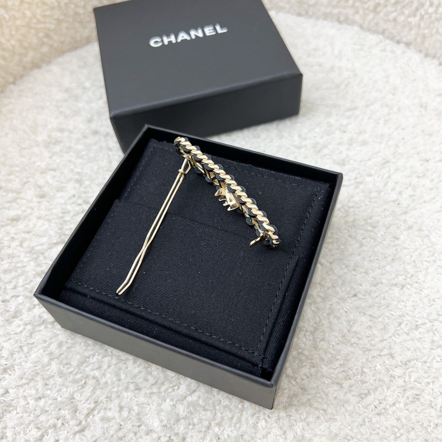 GLM-Chain Around Hairpin / Hairclip with Black Leather in LGHW