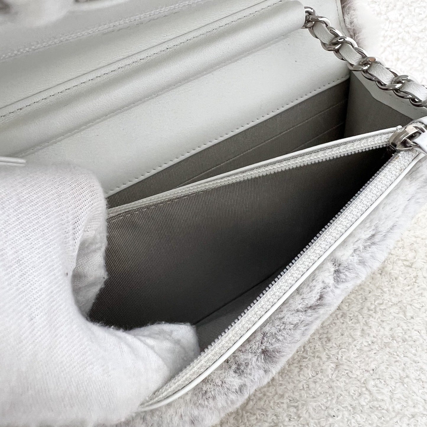 GLM-Wallet on Chain WOC in Shearling, White Leather and SHW