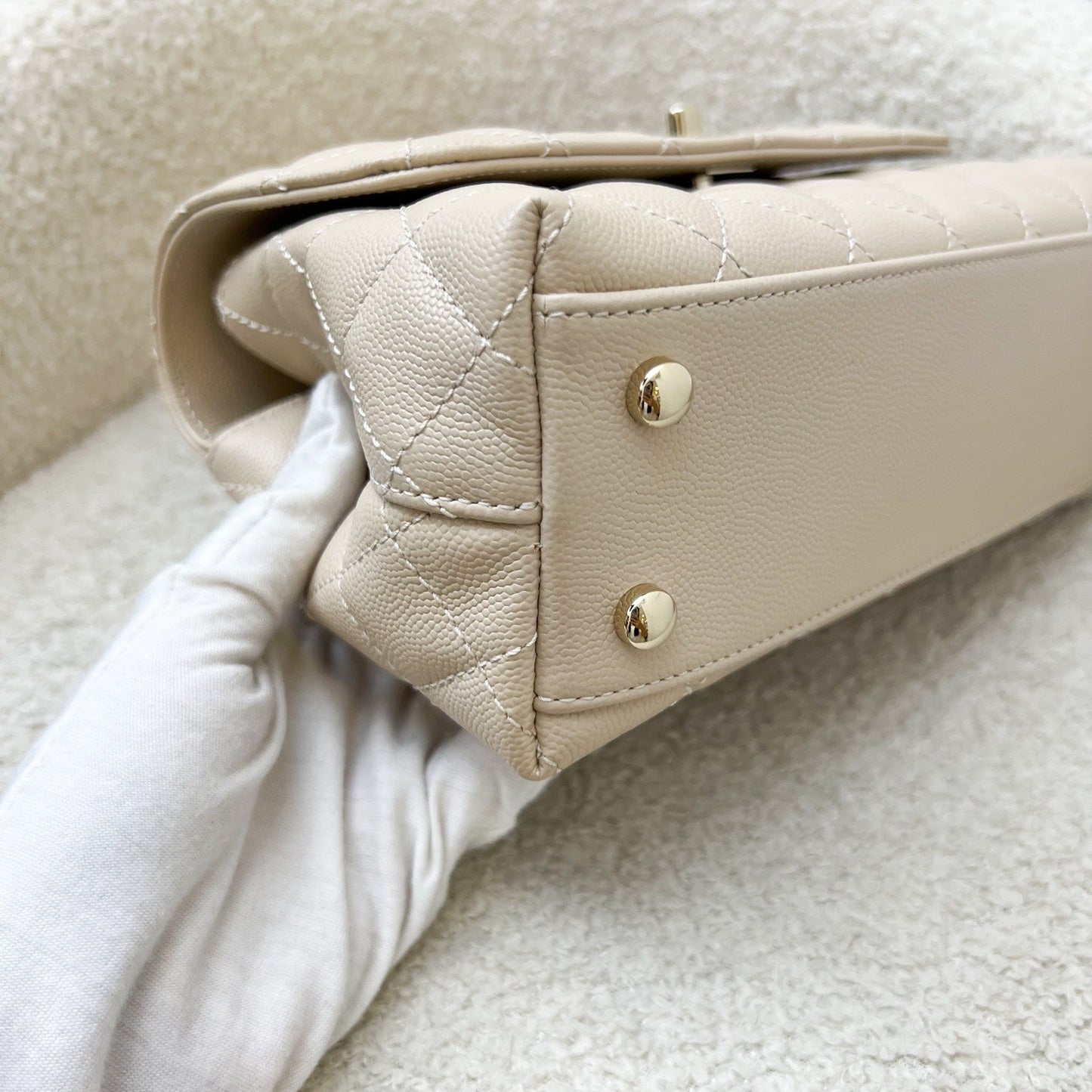 GLM-Small (24cm) Coco Handle Flap in 25P Beige Caviar and LGHW (Model: A92990)